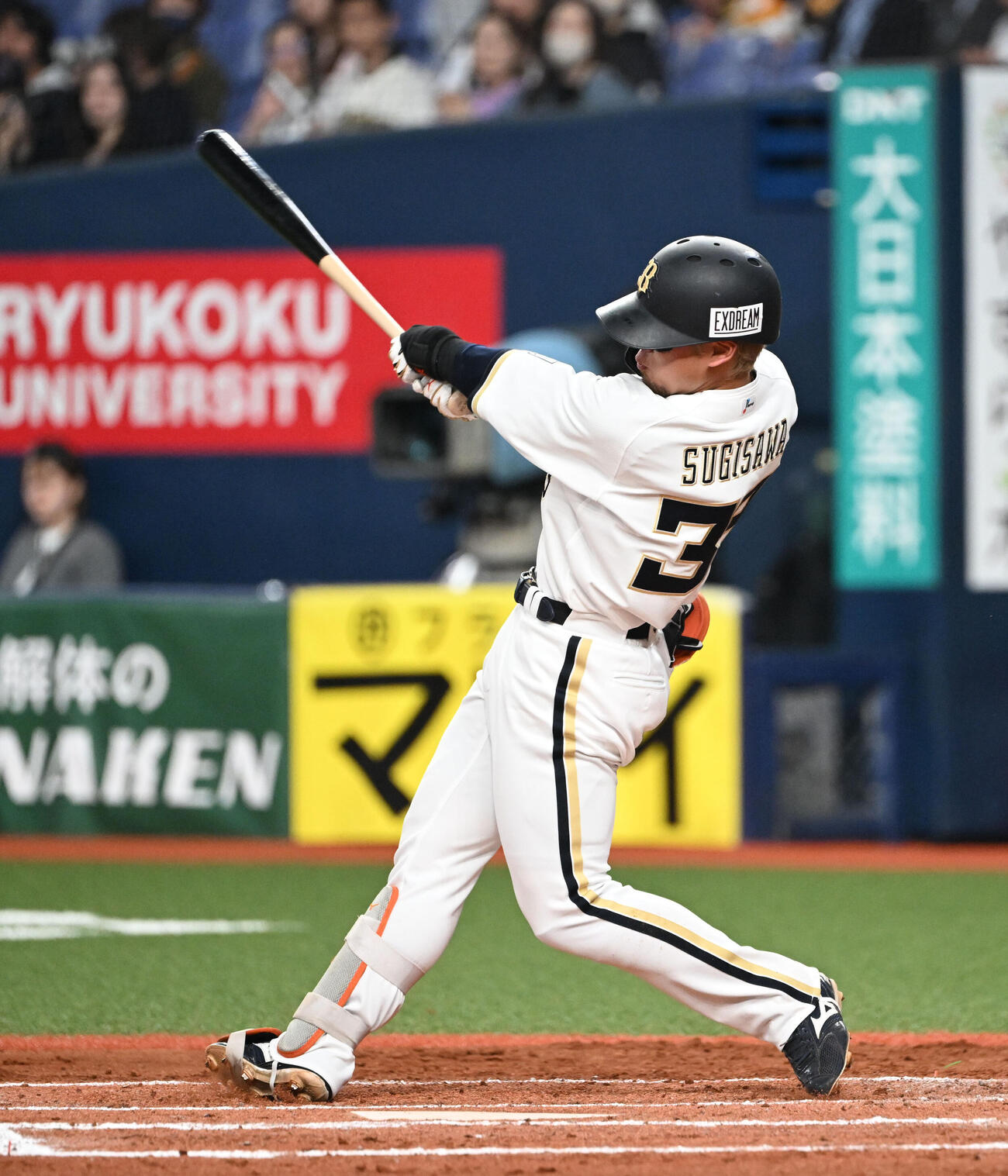 オリックス対ロッテ　6回裏オリックス2死二塁、一塁線を破る適時二塁打を放つ杉沢（撮影・和賀正仁）