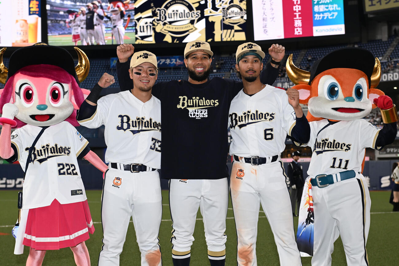 ポーズを決めるオリックスの、左から杉沢、エスピノーザ、宗（撮影・和賀正仁）