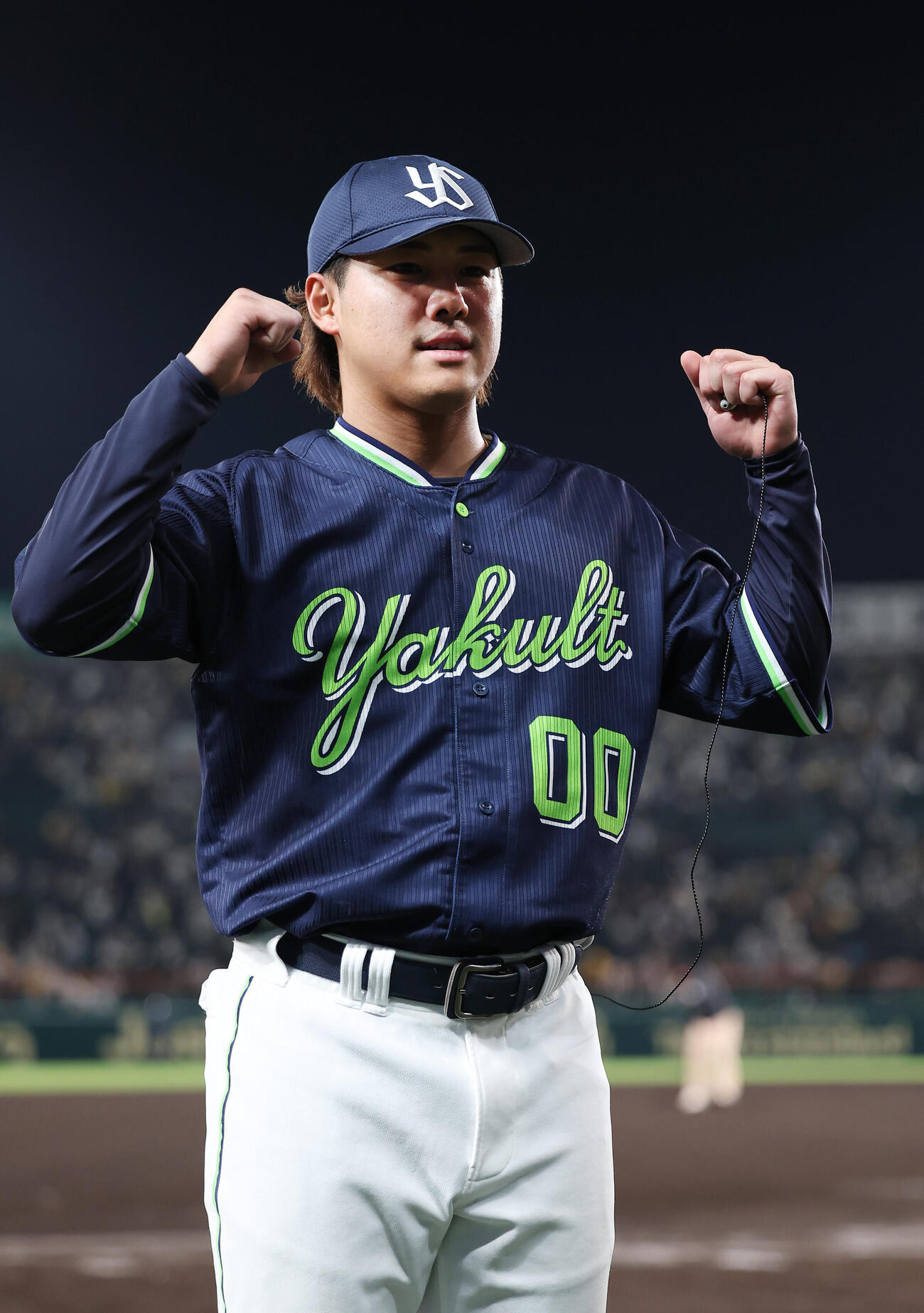 阪神対ヤクルト　ヒーローインタビューを終えガッツポーズするヤクルト赤羽（撮影・前田充）