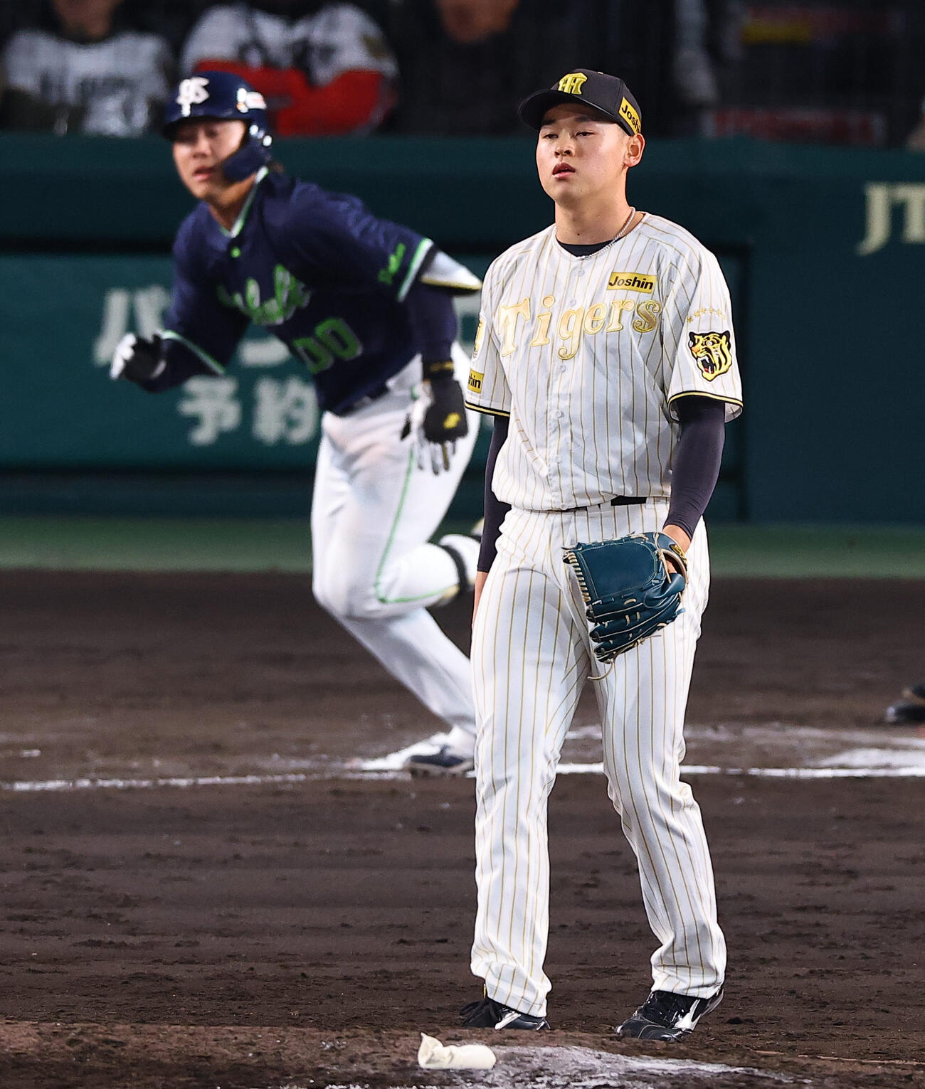 阪神対ヤクルト　6回表ヤクルト2死一、二塁、早川は赤羽に勝ち越し適時二塁打を浴びる（撮影・上田博志）