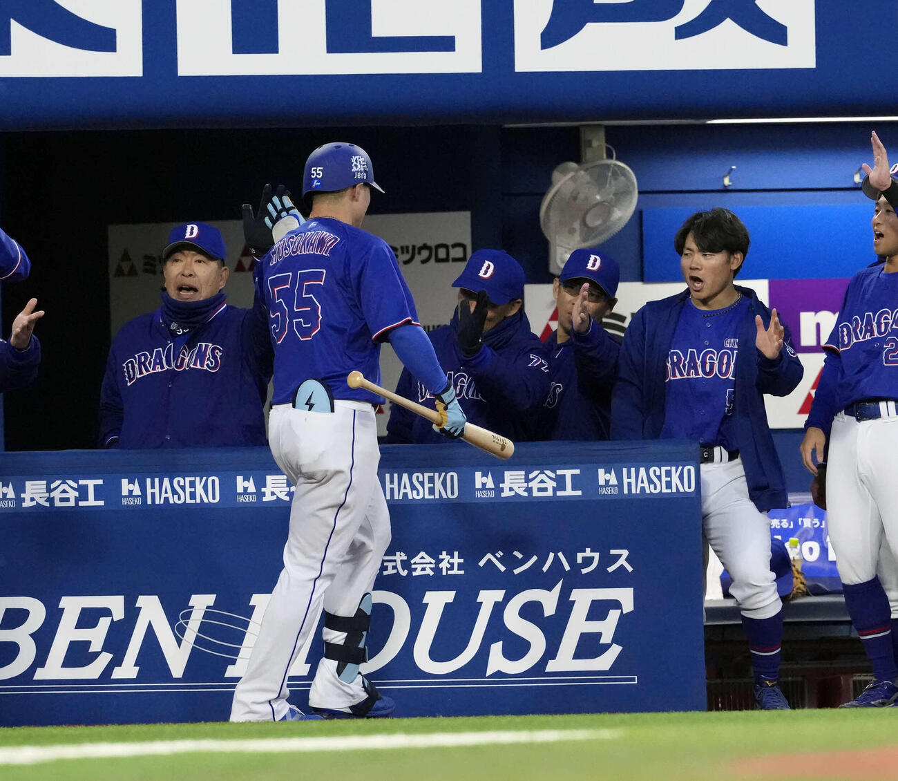 DeNA対中日　1回表中日2死三塁、先制2点本塁打を放つ細川を祝福する中日井上監督（左）（撮影・小島史椰）