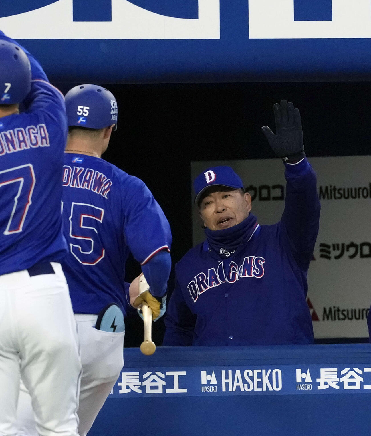 DeNA対中日　1回表中日2死三塁、先制2点本塁打を放つ細川（左）とハイタッチする中日井上監督（撮影・小島史椰）