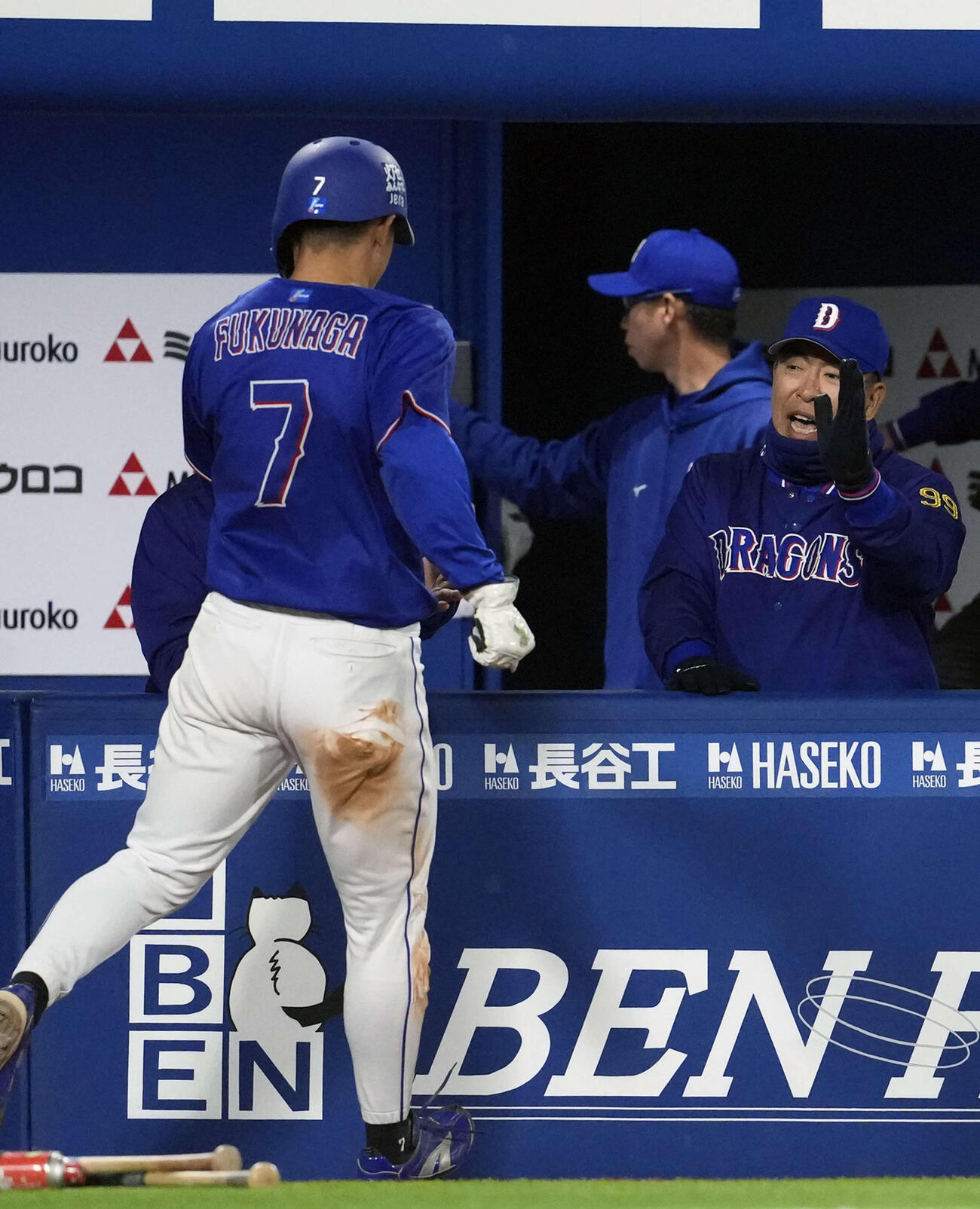 DeNA対中日　11回表中日1死満塁、ボスラーの勝ち越し適時打で生還する福永（左）を祝福する中日井上監督（撮影・小島史椰）
