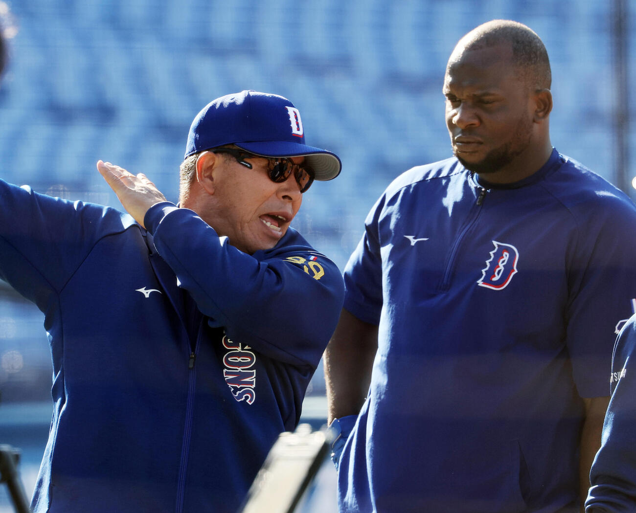 DeNA対中日　試合前にサノー（右）に打撃指導する中日井上監督（撮影・野上伸悟）