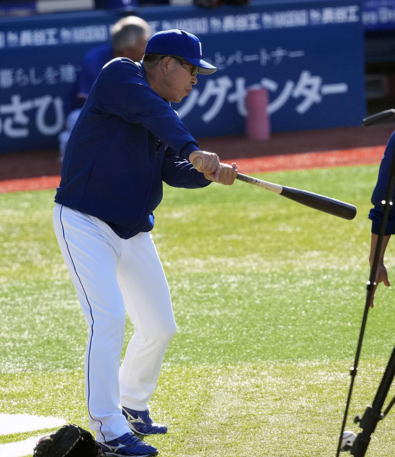 DeNA対中日　バッティング指導をする中日井上監督（撮影・小島史椰）