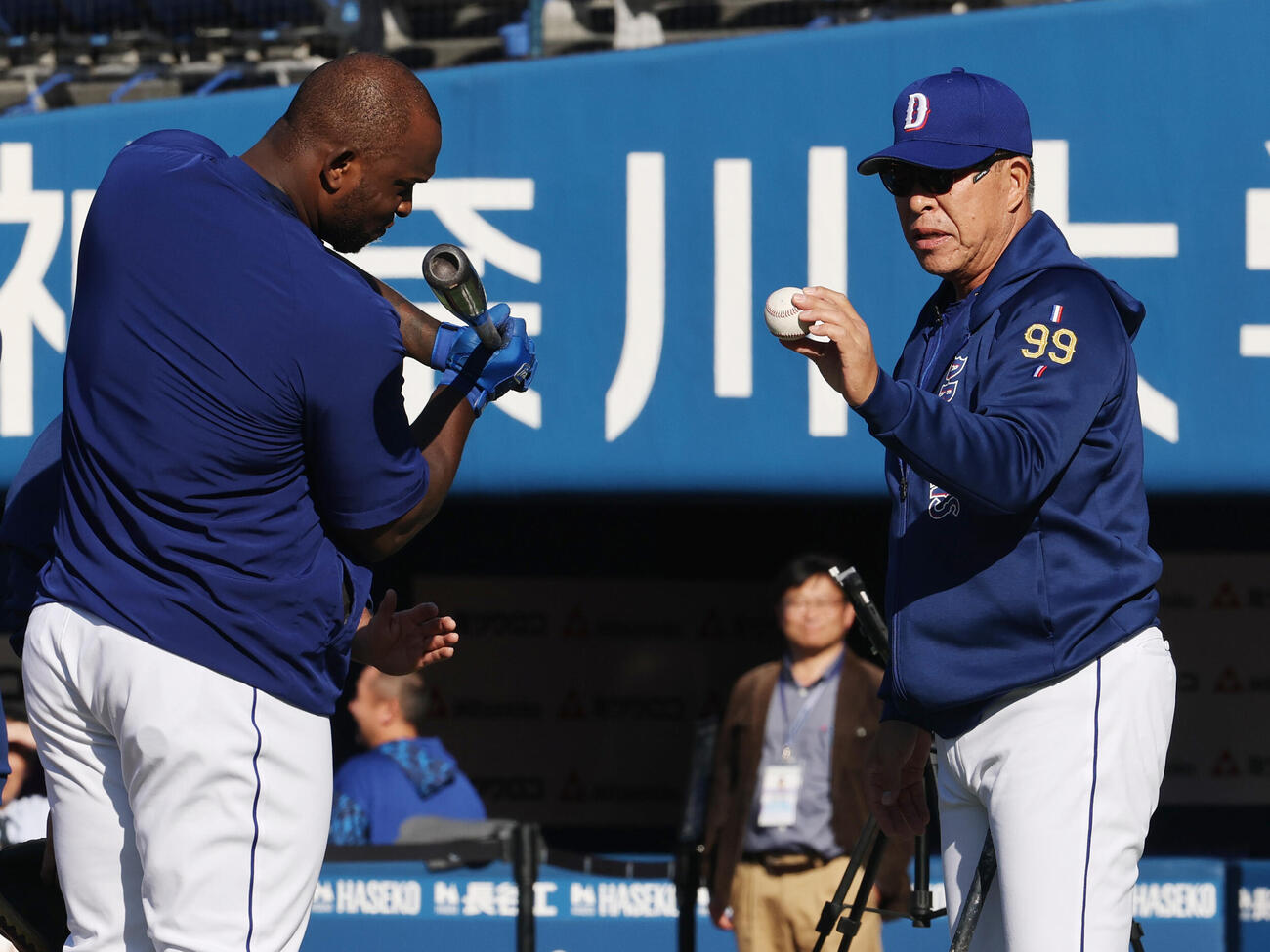 DeNA対中日　試合前にサノー（左）に打撃指導する中日井上監督（撮影・野上伸悟）