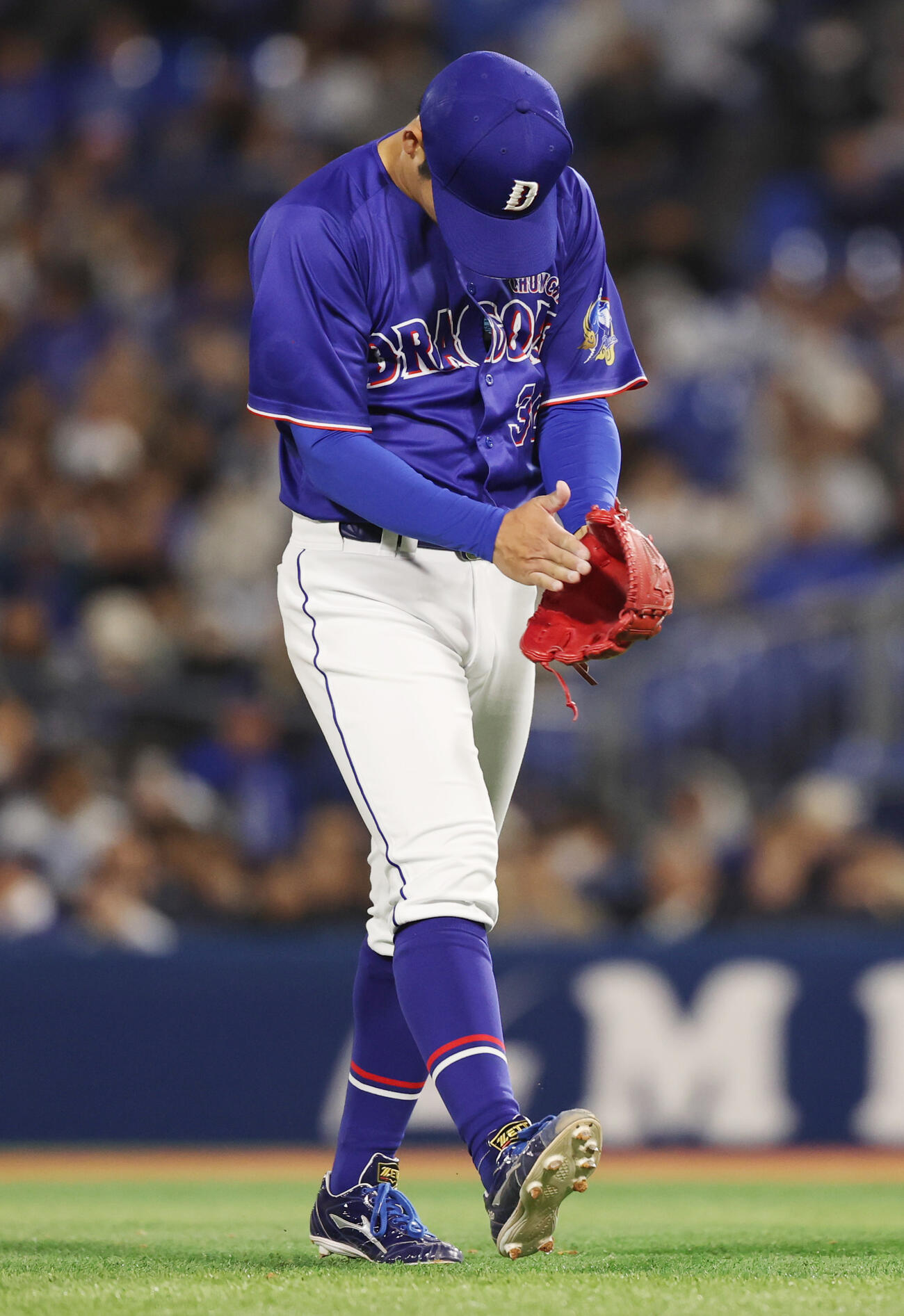 DeNA対中日　10回裏を抑え手喜ぶ中日根尾（撮影・野上伸悟）