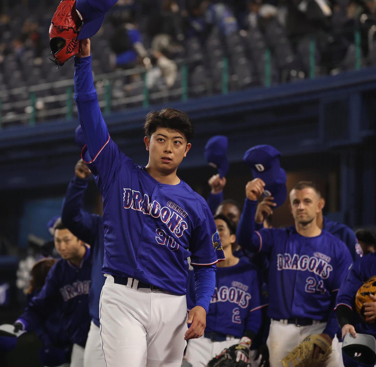 DeNA対中日　勝利にファンに感謝する中日松山ら（撮影・野上伸悟）
