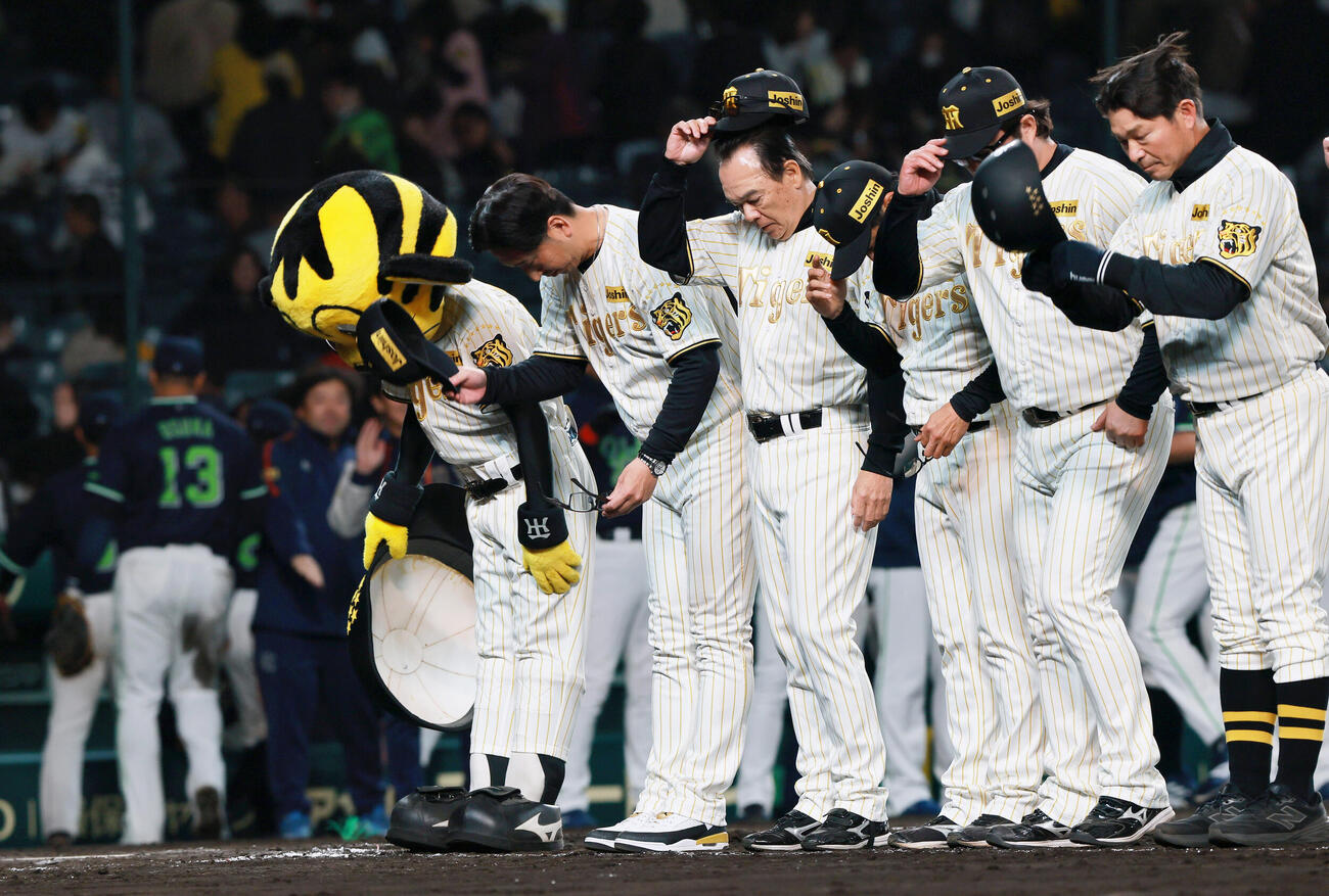 阪神対ヤクルト　グラウンドに整列しファンにあいさつする阪神藤川監督（左）ら（撮影・上山淳一）