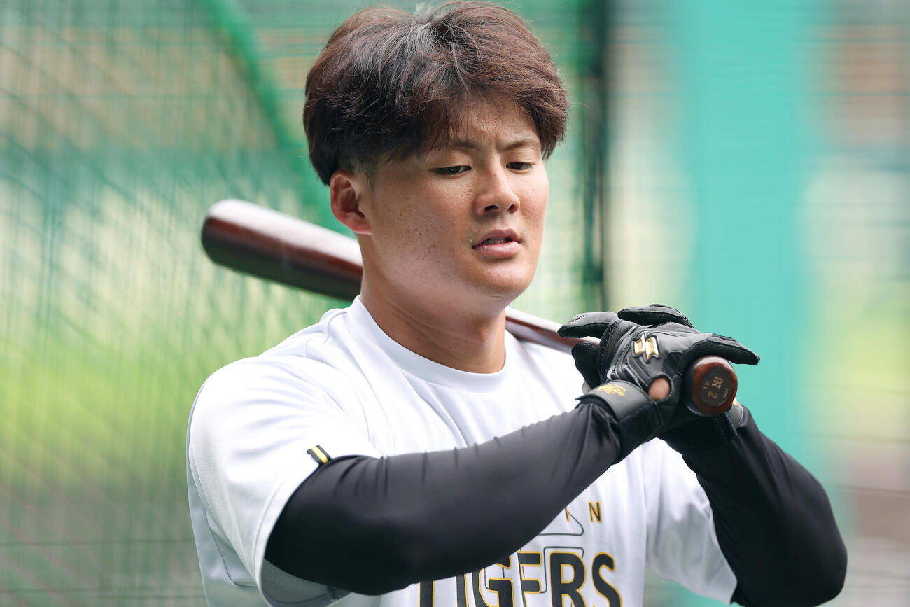 阪神対ヤクルト　試合前練習を行う阪神前川（撮影・前田充）