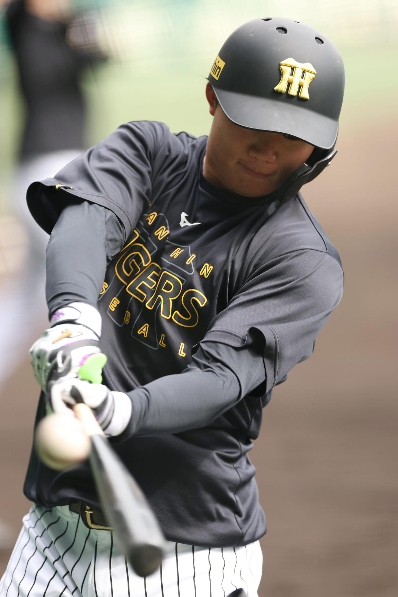 阪神対ヤクルト　左打ちで打撃練習を行う阪神森下（撮影・前田充）