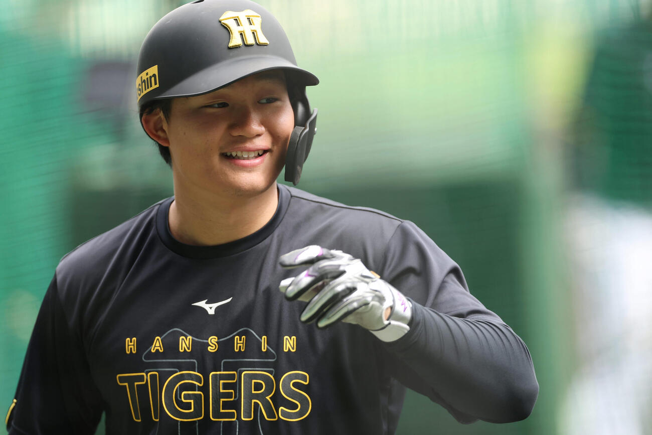 阪神対ヤクルト　試合前練習で笑顔を見せる阪神森下（撮影・前田充）
