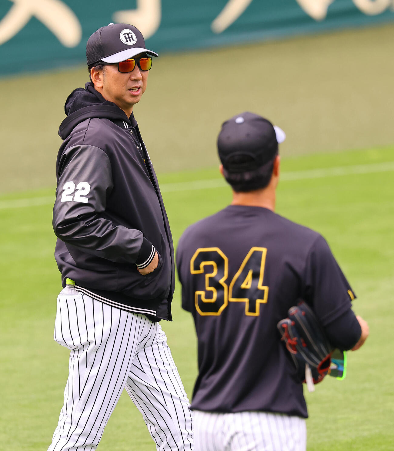 阪神対ヤクルト　岡城（右）に声を掛ける藤川監督（撮影・上田博志）