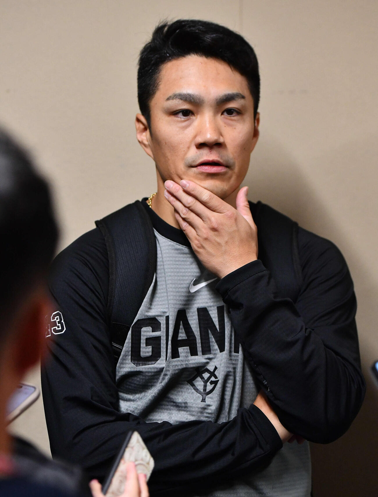 広島対巨人　雨天中止となり、囲み取材を受ける巨人則本（撮影・岩下翔太）