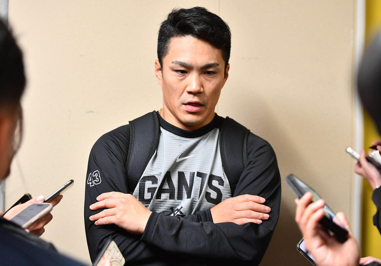 広島対巨人　雨天中止となり、囲み取材を受ける巨人則本（撮影・岩下翔太）