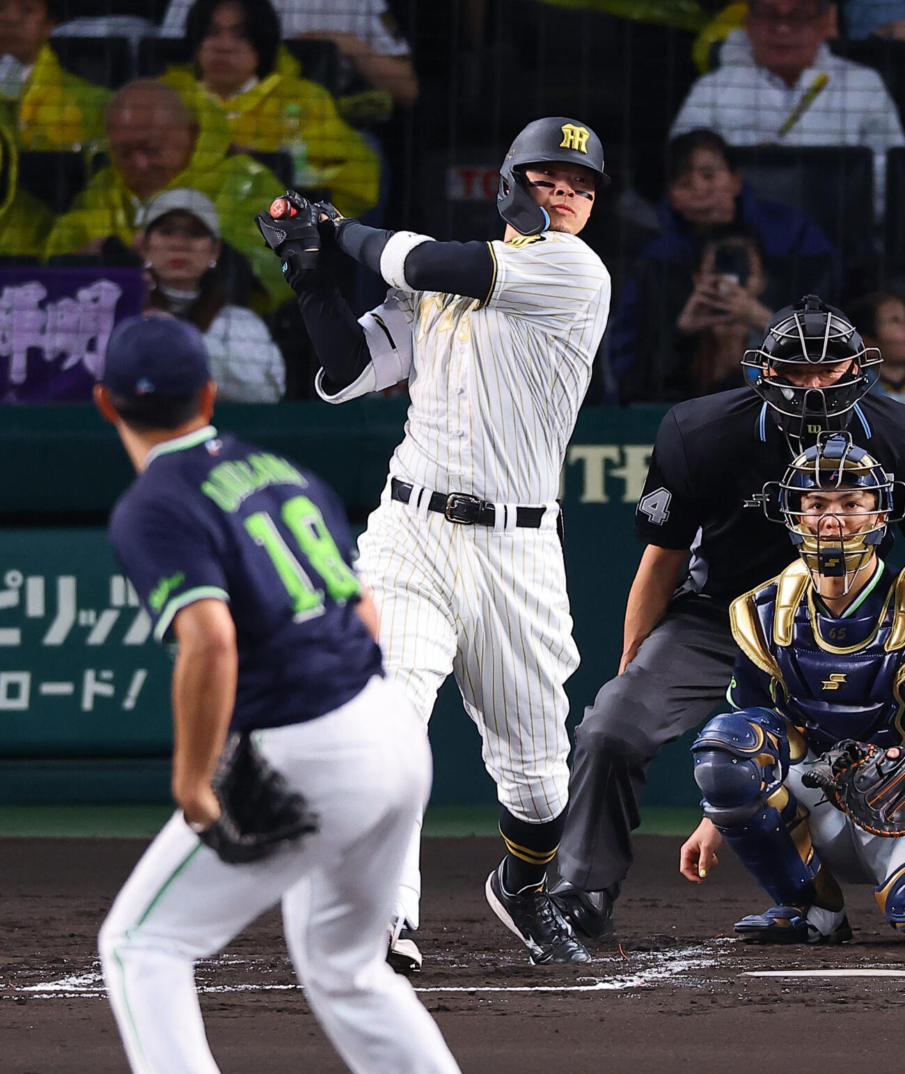 阪神対ヤクルト　2回裏阪神無死、佐藤は敵失で出塁する（撮影・上田博志）