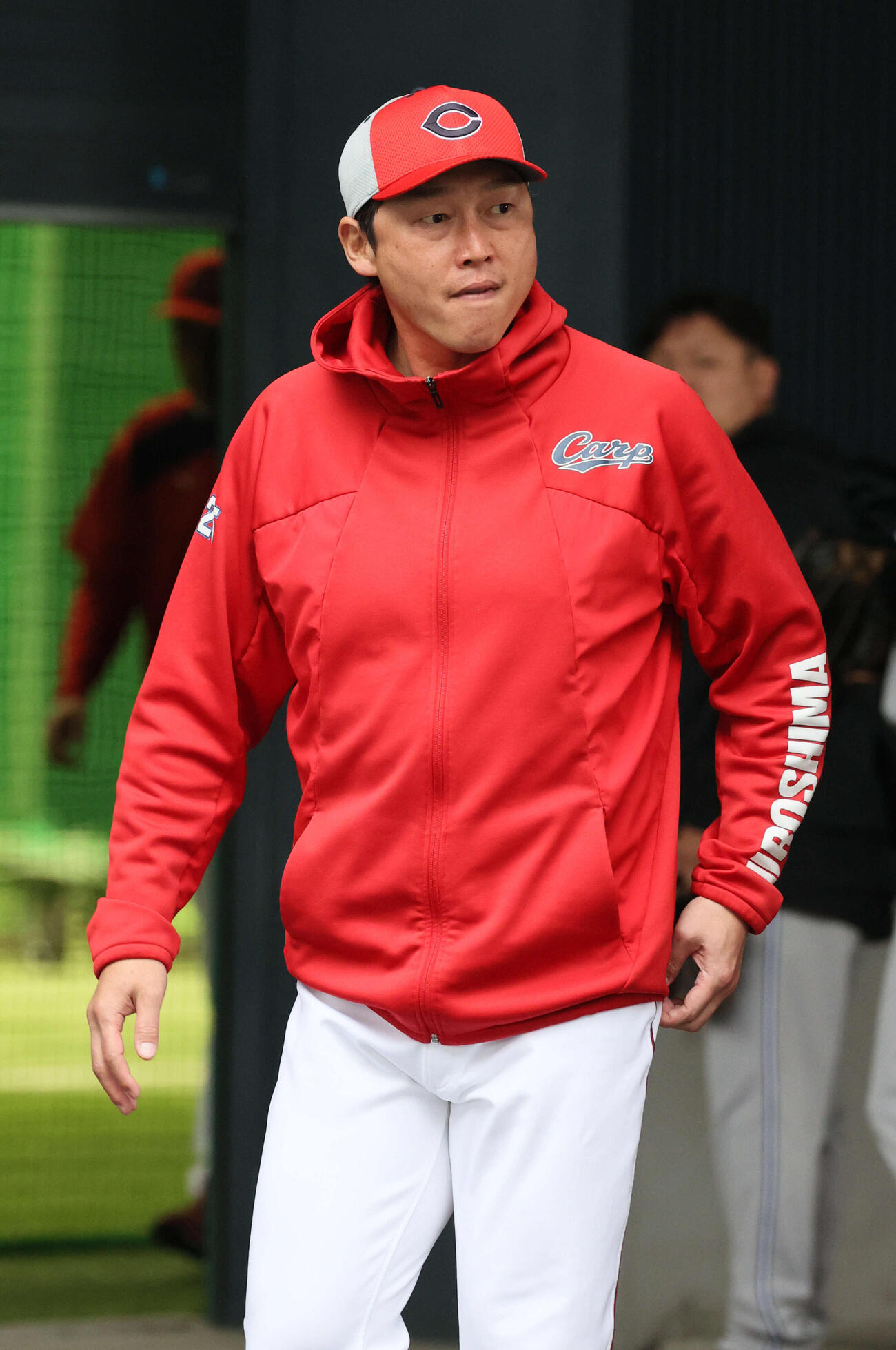 広島対巨人　試合前練習を見守った新井監督（撮影・加藤孝規）