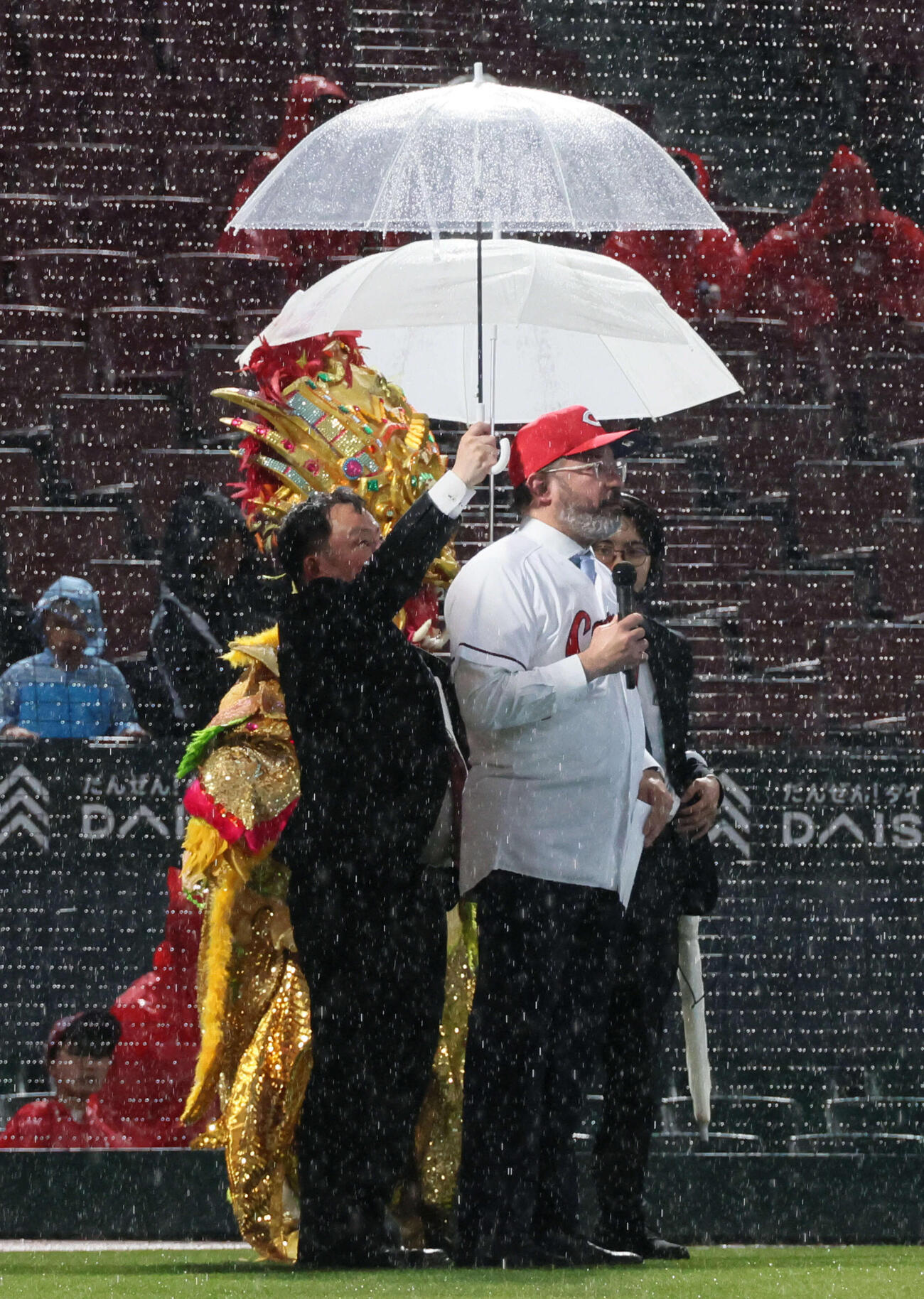 広島対巨人　ドミニカ共和国のレジェス駐日大使（右）が雨天中止が決まった後、グラウンドであいさつした（撮影・加藤孝規）
