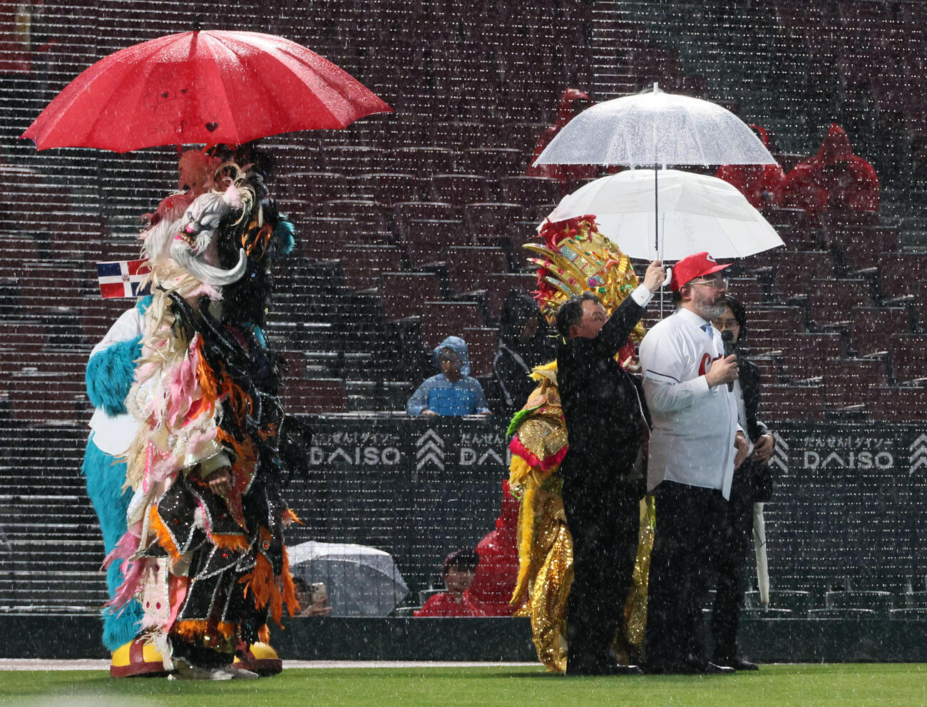 広島対巨人　ドミニカ共和国のレジェス駐日大使（右）が雨天中止が決まった後、グラウンドであいさつした（撮影・加藤孝規）