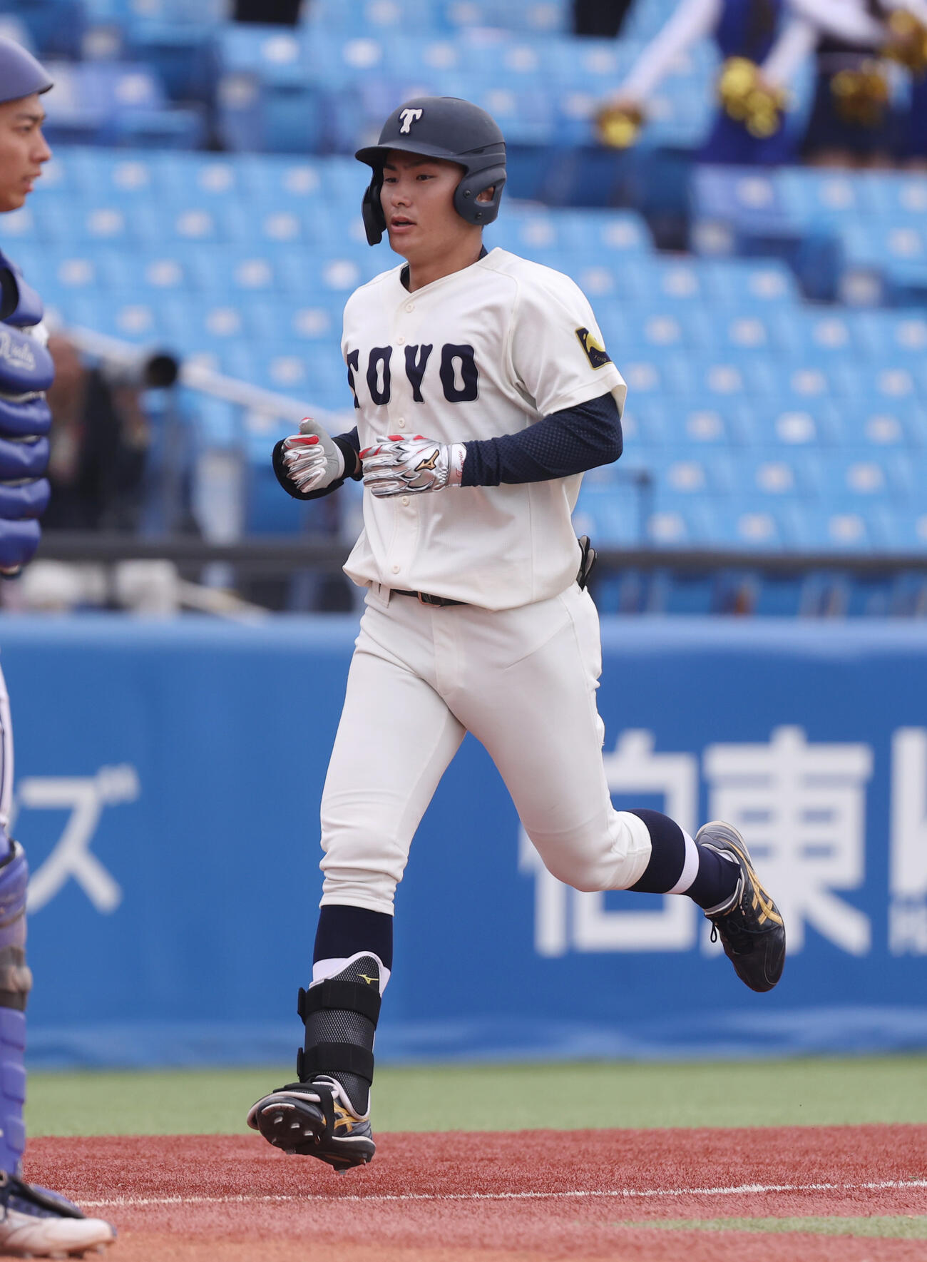 東洋大対立正大　6回表東洋大2死二塁、山内は右越えに本塁打を放ち生還する（撮影・柴田隆二）