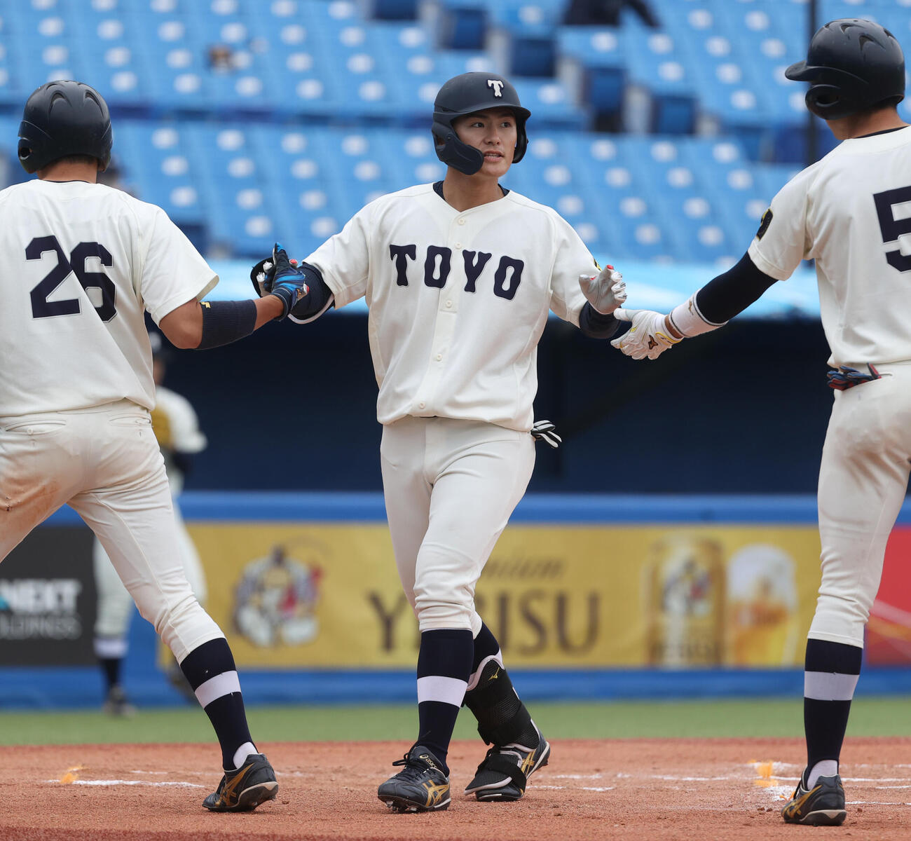 東洋大対立正大　6回表東洋大2死二塁、山内は右越えに本塁打を放ちナインとハイタッチする（撮影・柴田隆二）