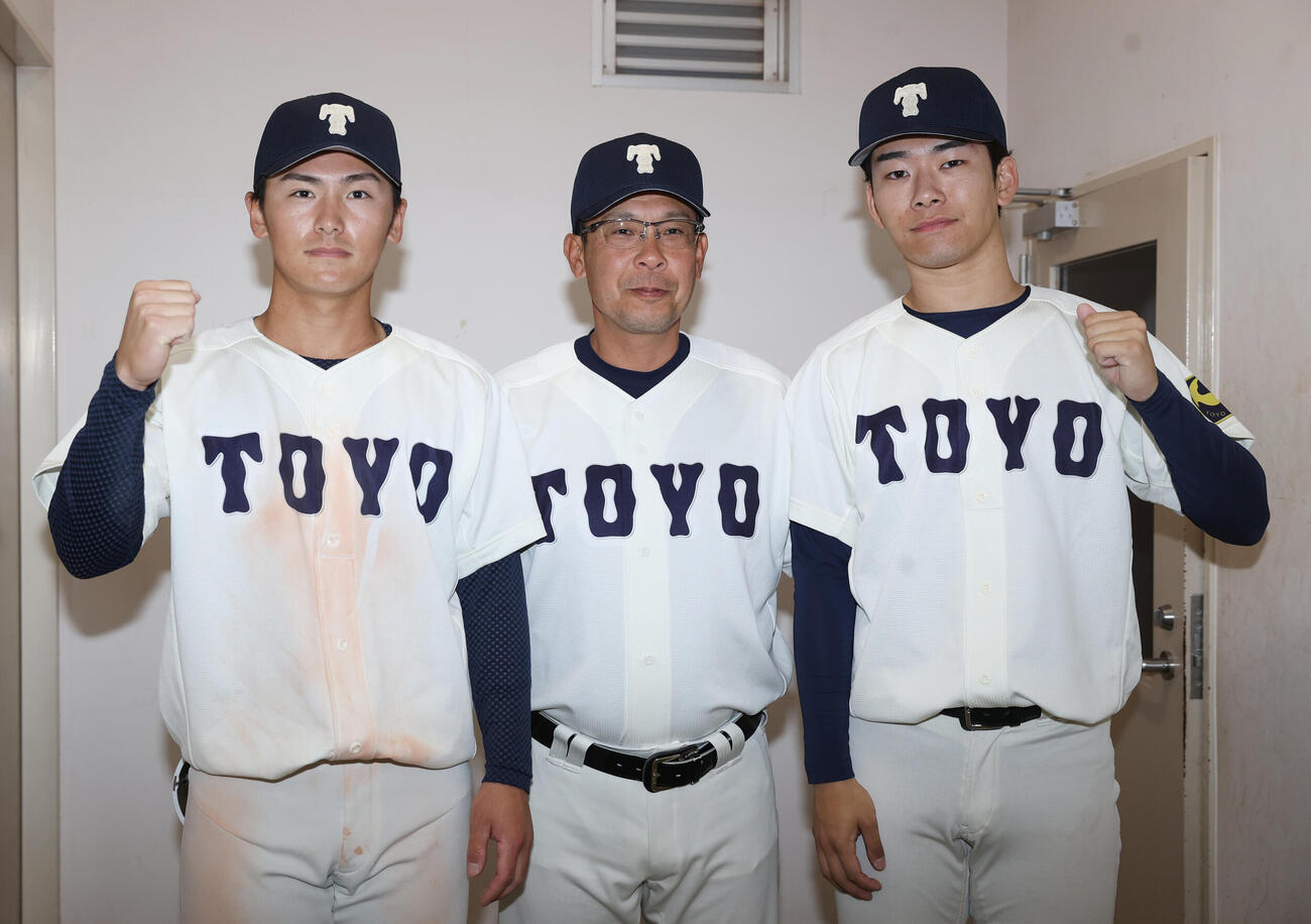 東洋大対立正大　勝ち点を挙げた、左から東洋大・山内、井上監督、谷はガッツポーズする（撮影・柴田隆二）