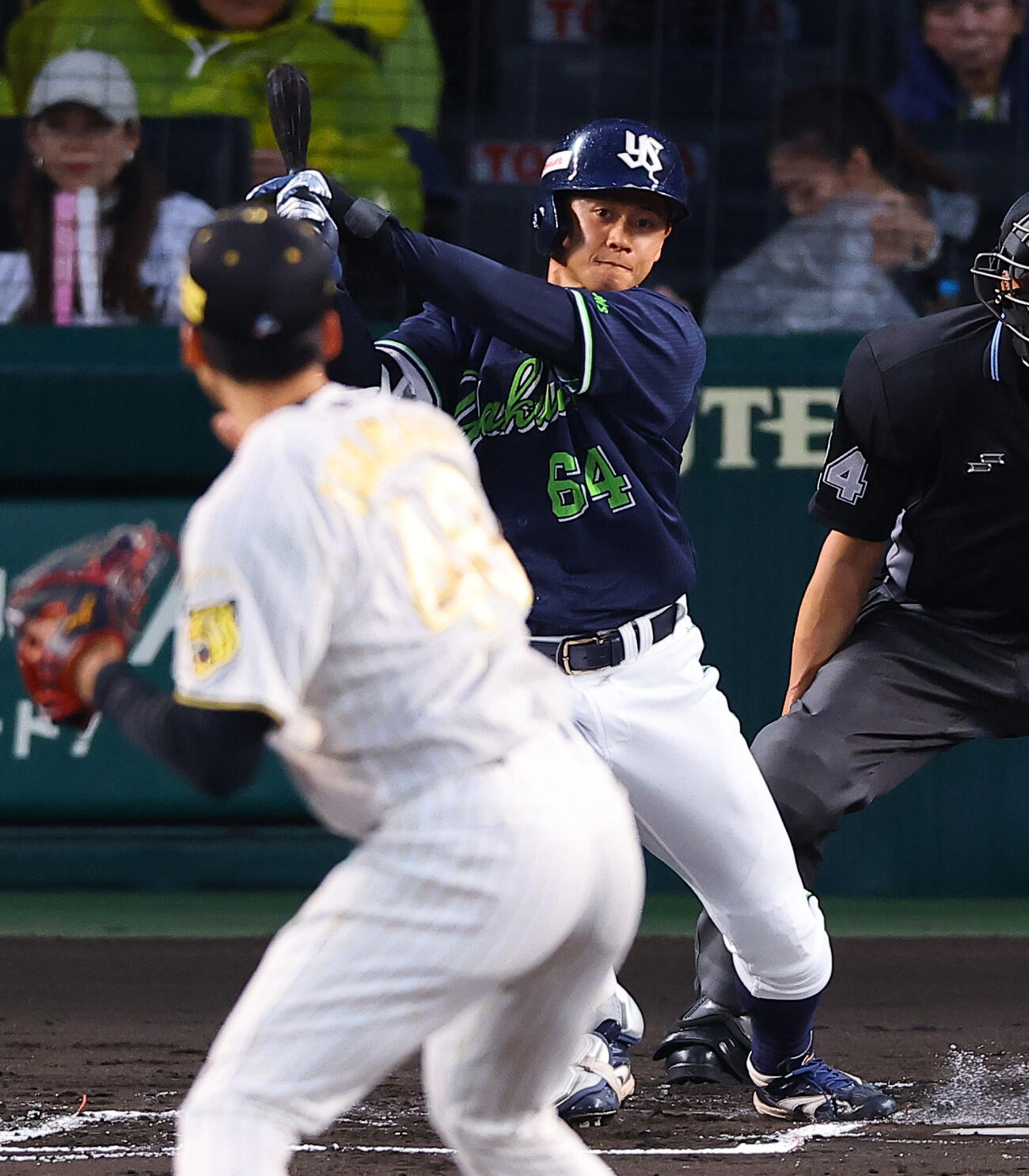 阪神対ヤクルト　2回表ヤクルト無死、岩田は中前打を放つ（撮影・上田博志）