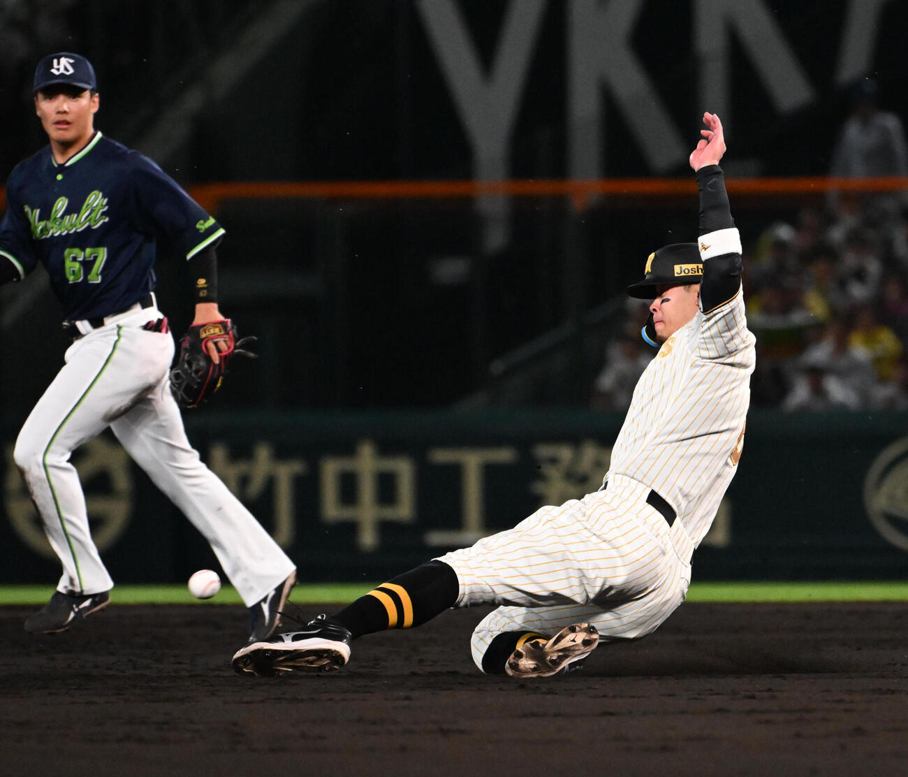 阪神対ヤクルト　2回裏阪神1死一塁、佐藤は二盗に成功する（撮影・石井愛子）