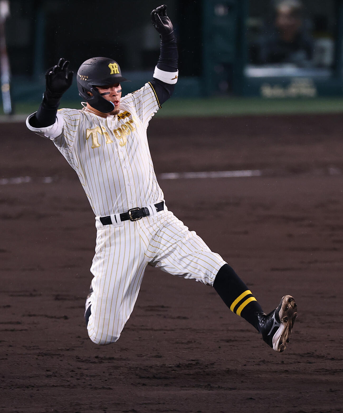 阪神対ヤクルト　4回裏阪神無死、佐藤は二塁打を放ち滑り込む（撮影・上田博志）