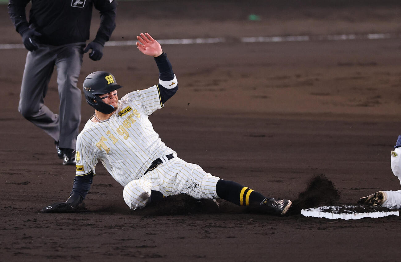 阪神対ヤクルト　2回表ヤクルト無死、岩田は中前打を放つ（撮影・上田博志）
