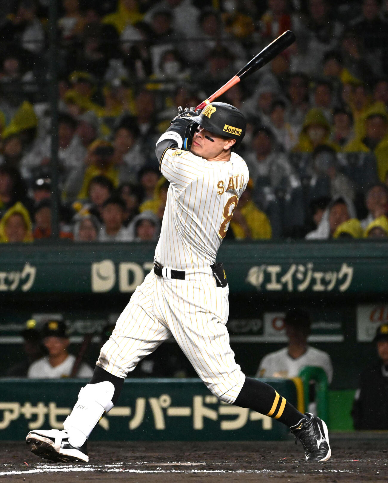 阪神対ヤクルト　4回裏阪神無死　佐藤は二塁打を放つ（撮影・石井愛子）