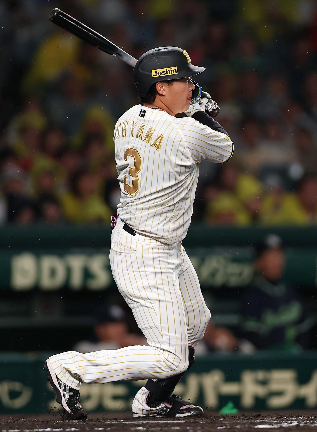 阪神対ヤクルト　4回裏阪神無死二塁、左前適時打を放つ大山（撮影・前田充）