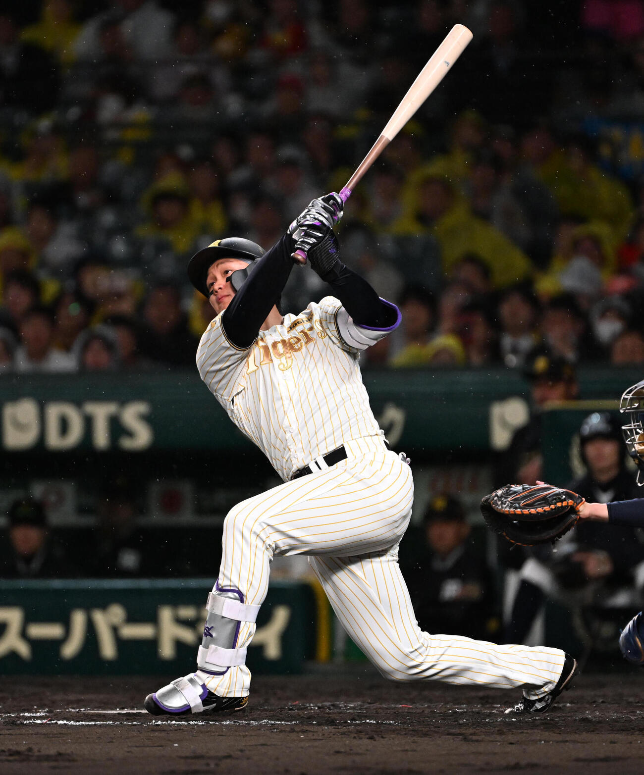 阪神対ヤクルト　4回裏阪神無死　森下は左越えに先制本塁打を放つ（撮影・石井愛子）