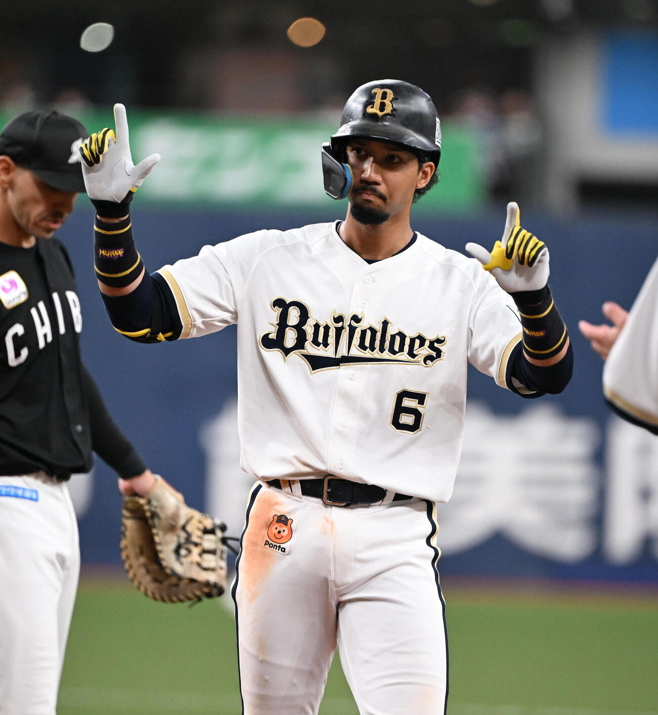 オリックス対ロッテ　3回裏オリックス1死一塁、左前打を放った宗はポーズ（撮影・和賀正仁）