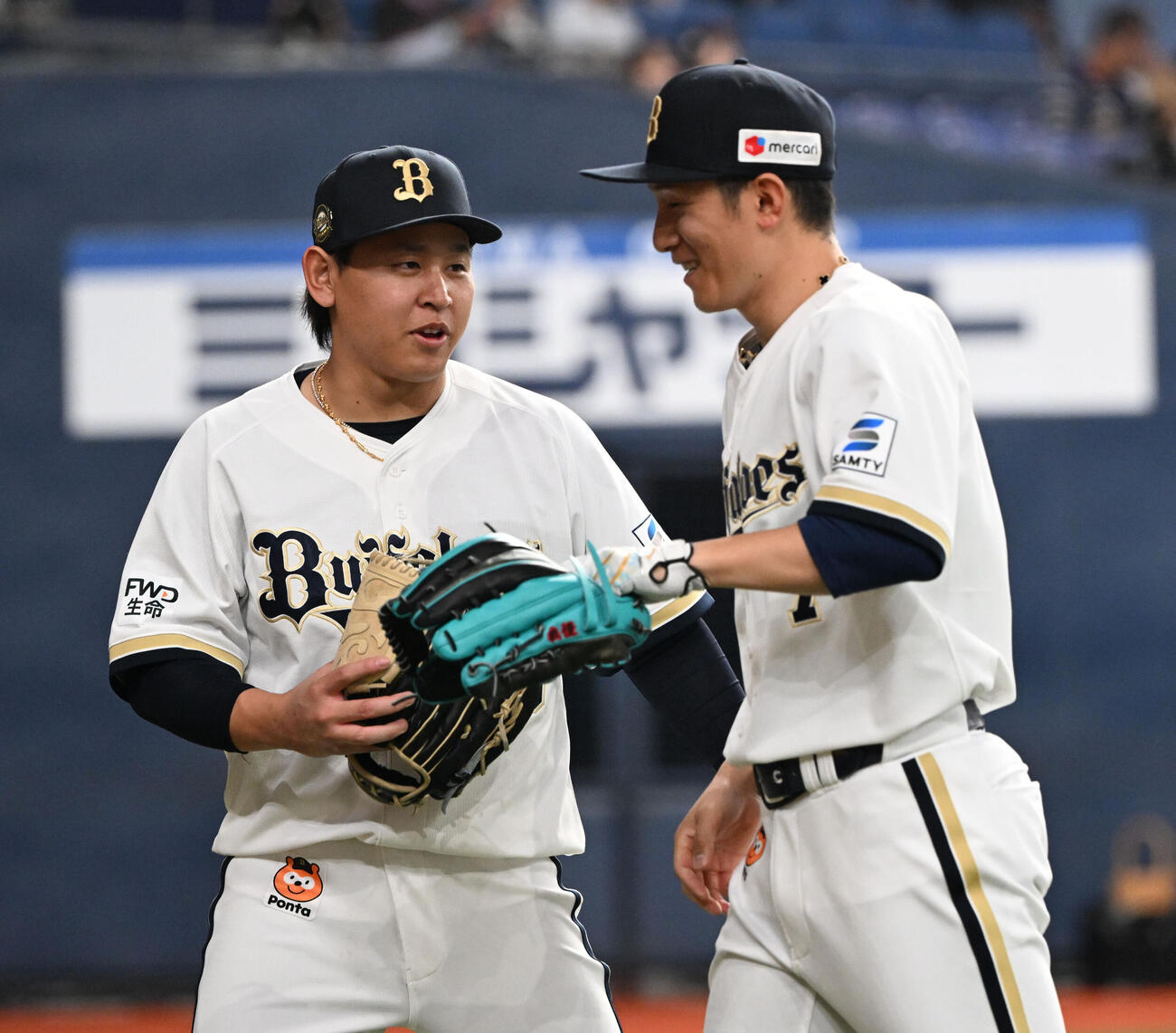 オリックス対ロッテ　4回表ロッテ2死一塁、佐藤の打球を捕球した西川（右）と笑顔でタッチする宮城（撮影・和賀正仁）