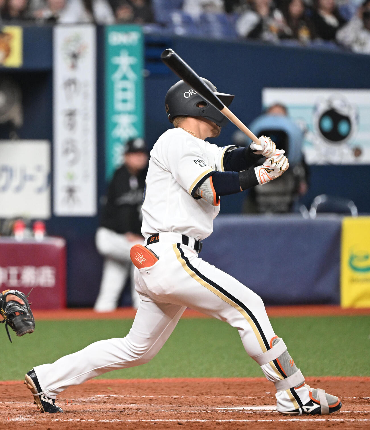 オリックス対ロッテ　4回裏オリックス1死一塁、中越え二塁打を放つ杉沢（撮影・和賀正仁）