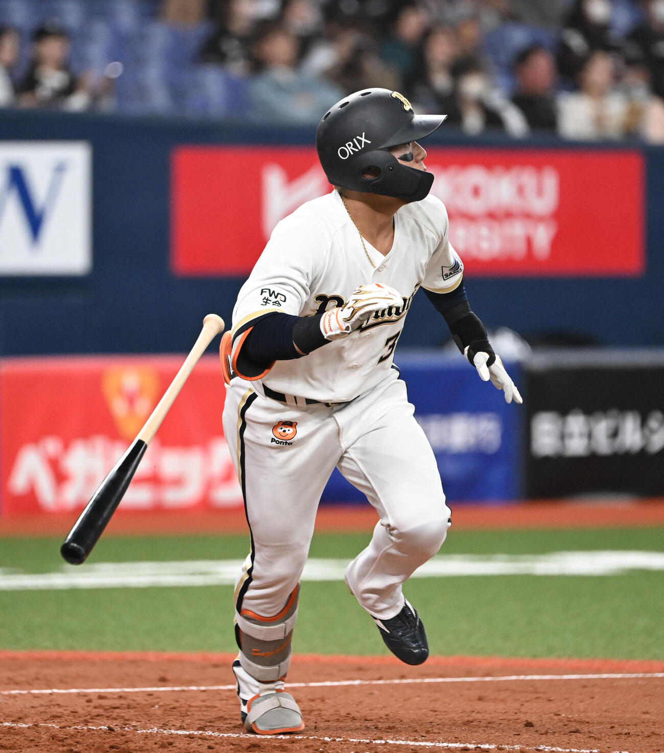 オリックス対ロッテ　4回裏オリックス1死一塁、中越え二塁打を放つ杉沢（撮影・和賀正仁）