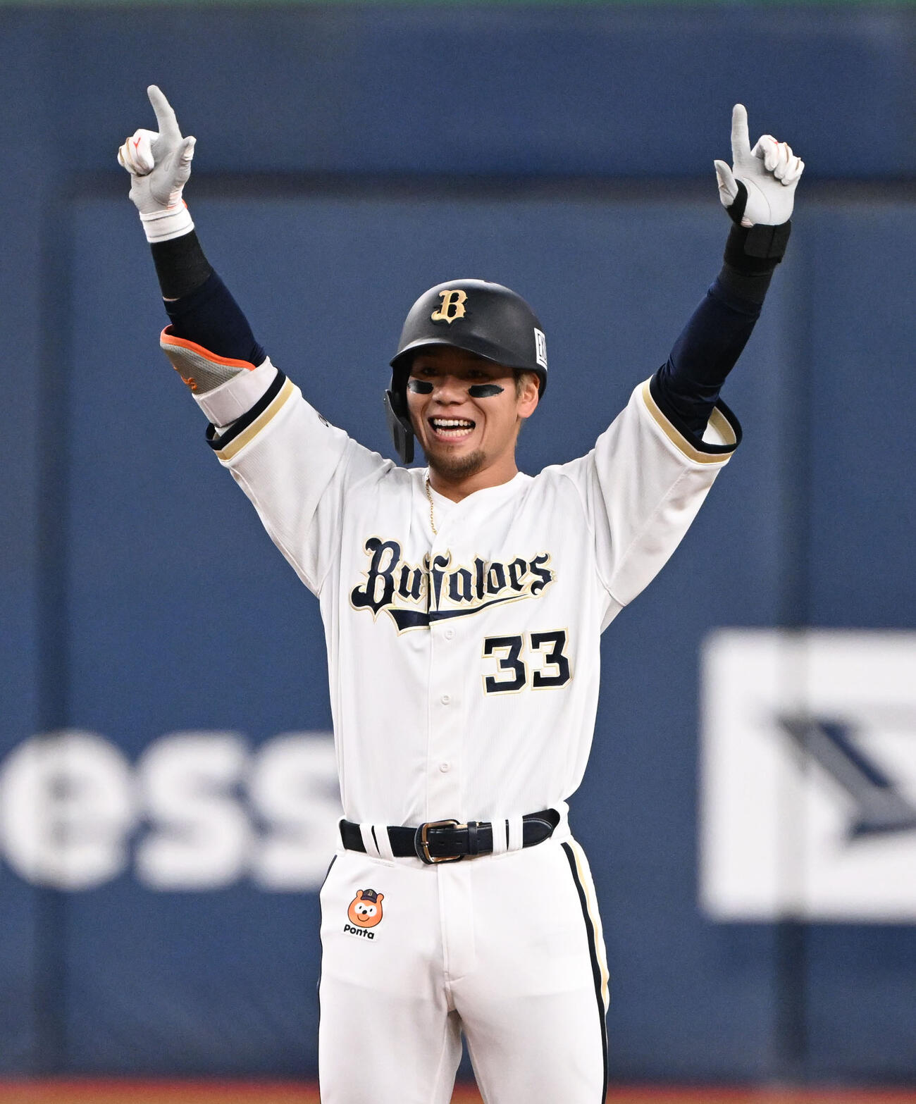 オリックス対ロッテ　4回裏オリックス1死一塁、中越え二塁打を放った杉沢はポーズ（撮影・和賀正仁）