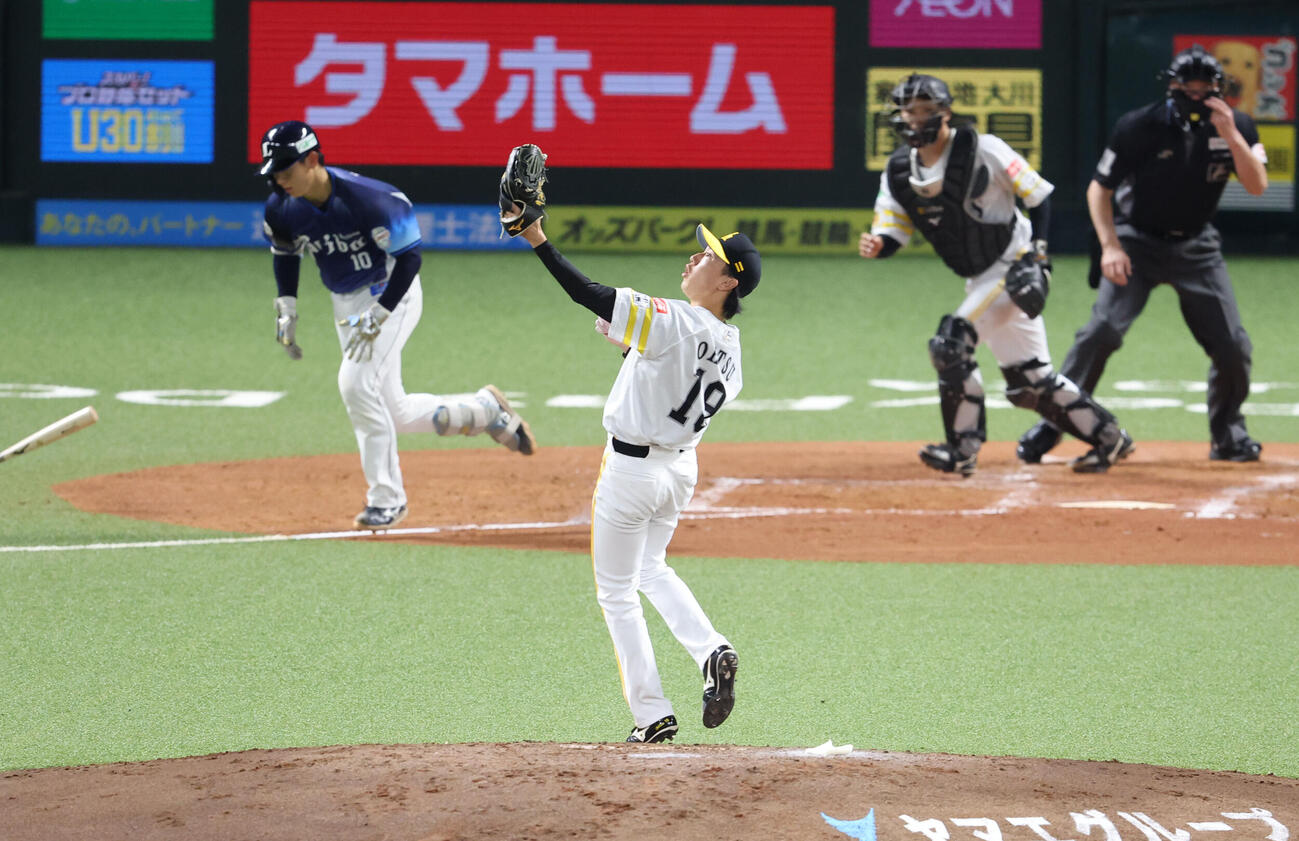 ソフバンク対西武　4回表西武2死、大津は小島の打球にグラブを差し出す、投ゴロに仕留める（撮影・梅根麻紀）