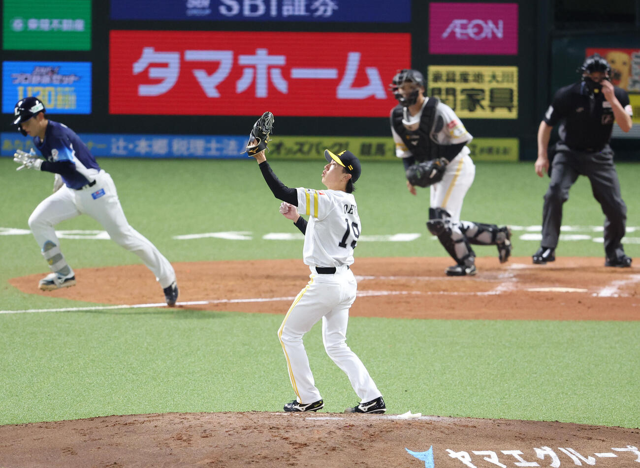 ソフバンク対西武　4回表西武2死、大津は小島の打球にグラブを差し出す、投ゴロに仕留める（撮影・梅根麻紀）