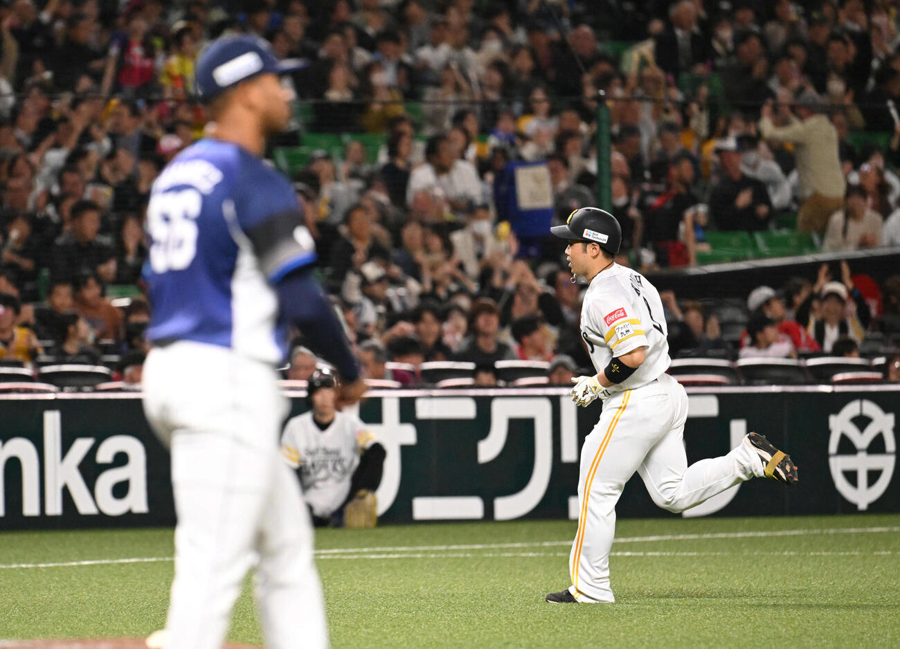 ソフトバンク対西武　7回裏ソフトバンク2死一塁、ラミレス（左）は近藤に2点本塁打を許す（撮影・林敢治）