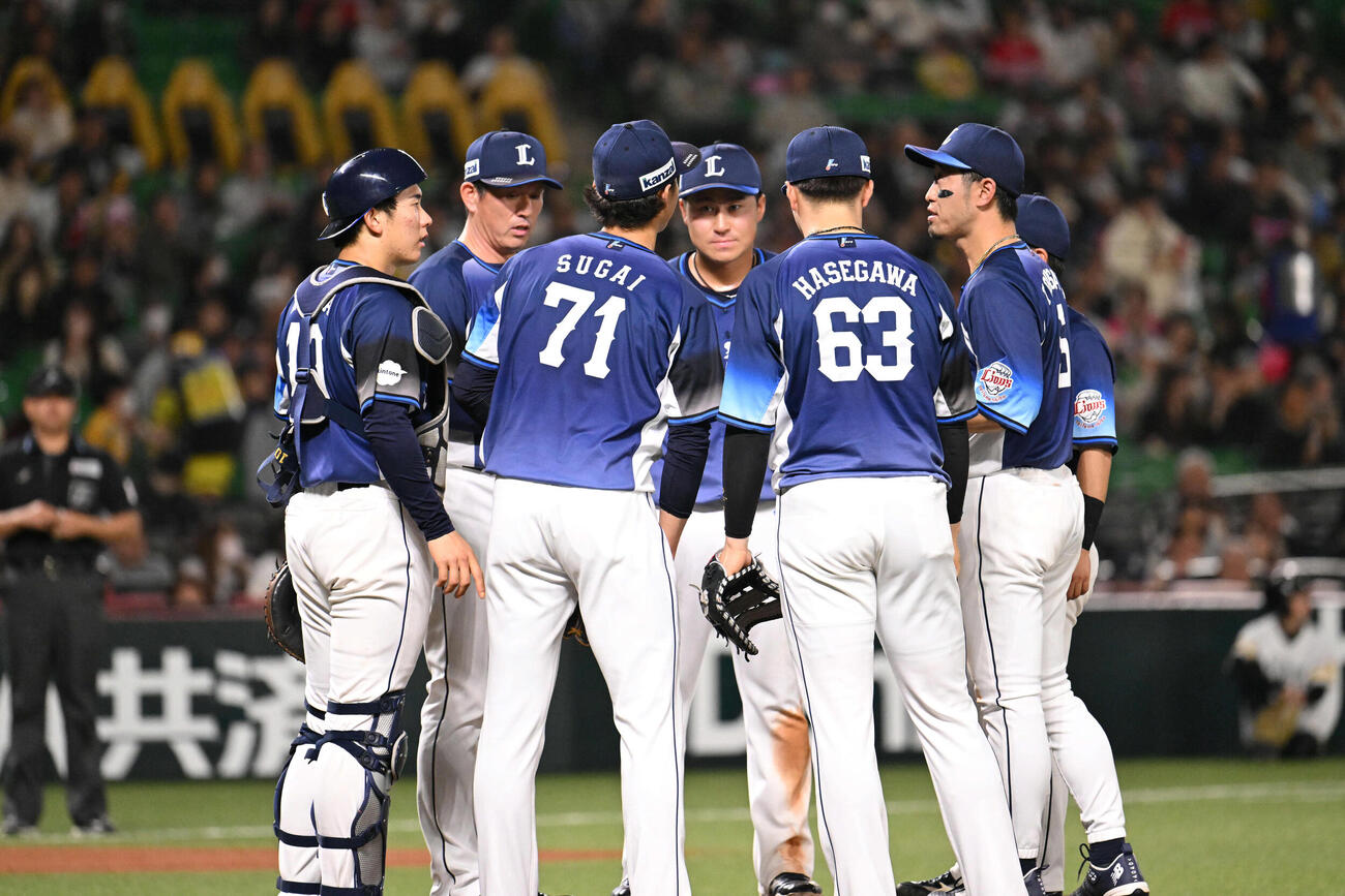 ソフトバンク対西武　5回裏ソフトバンク1死、一、二塁、マウンドに集まる西武ナイン（撮影・林敢治）
