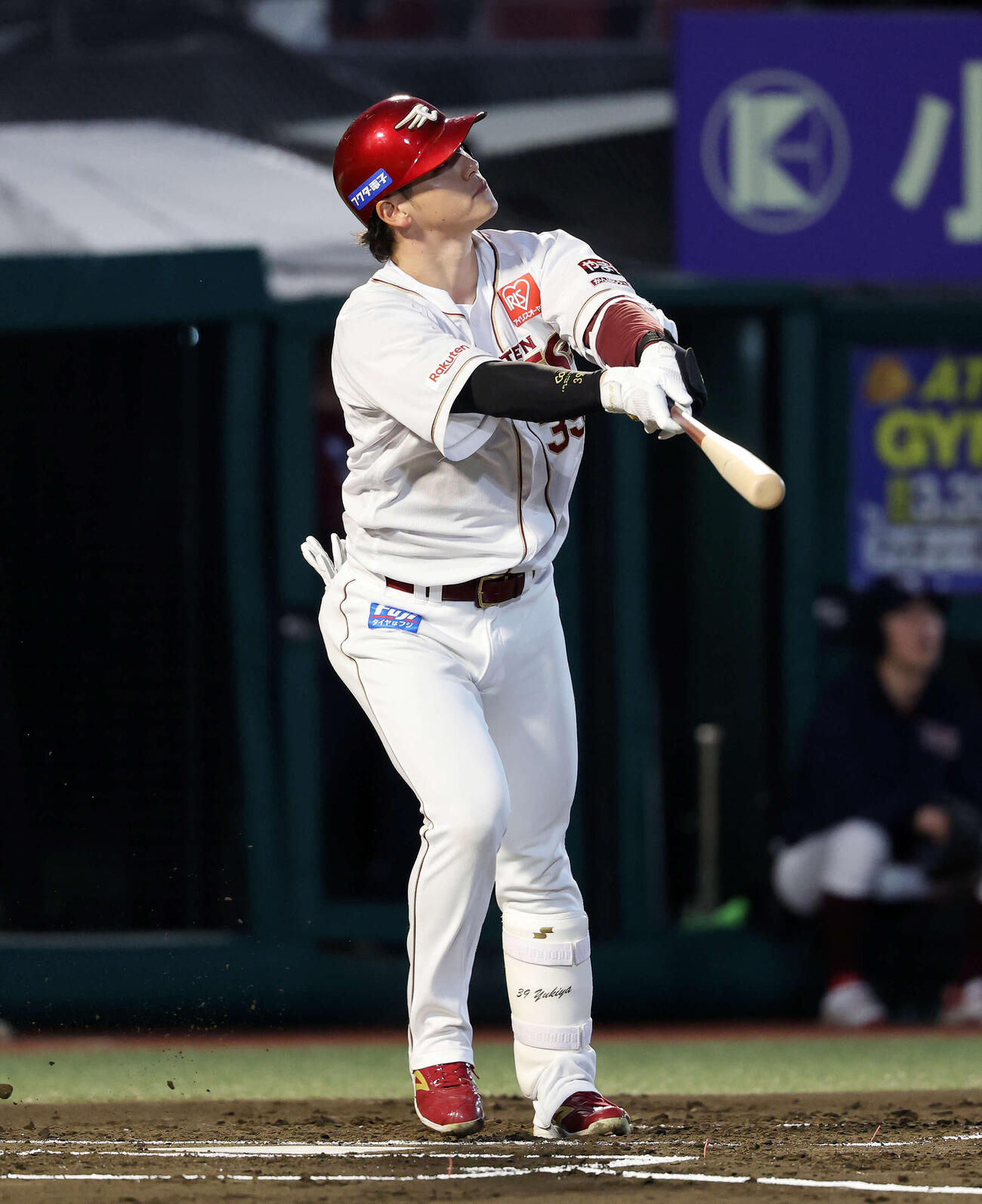 楽天対日本ハム　1回裏楽天1死満塁、伊藤裕は先制犠飛を放つ（撮影・鈴木正人）　
