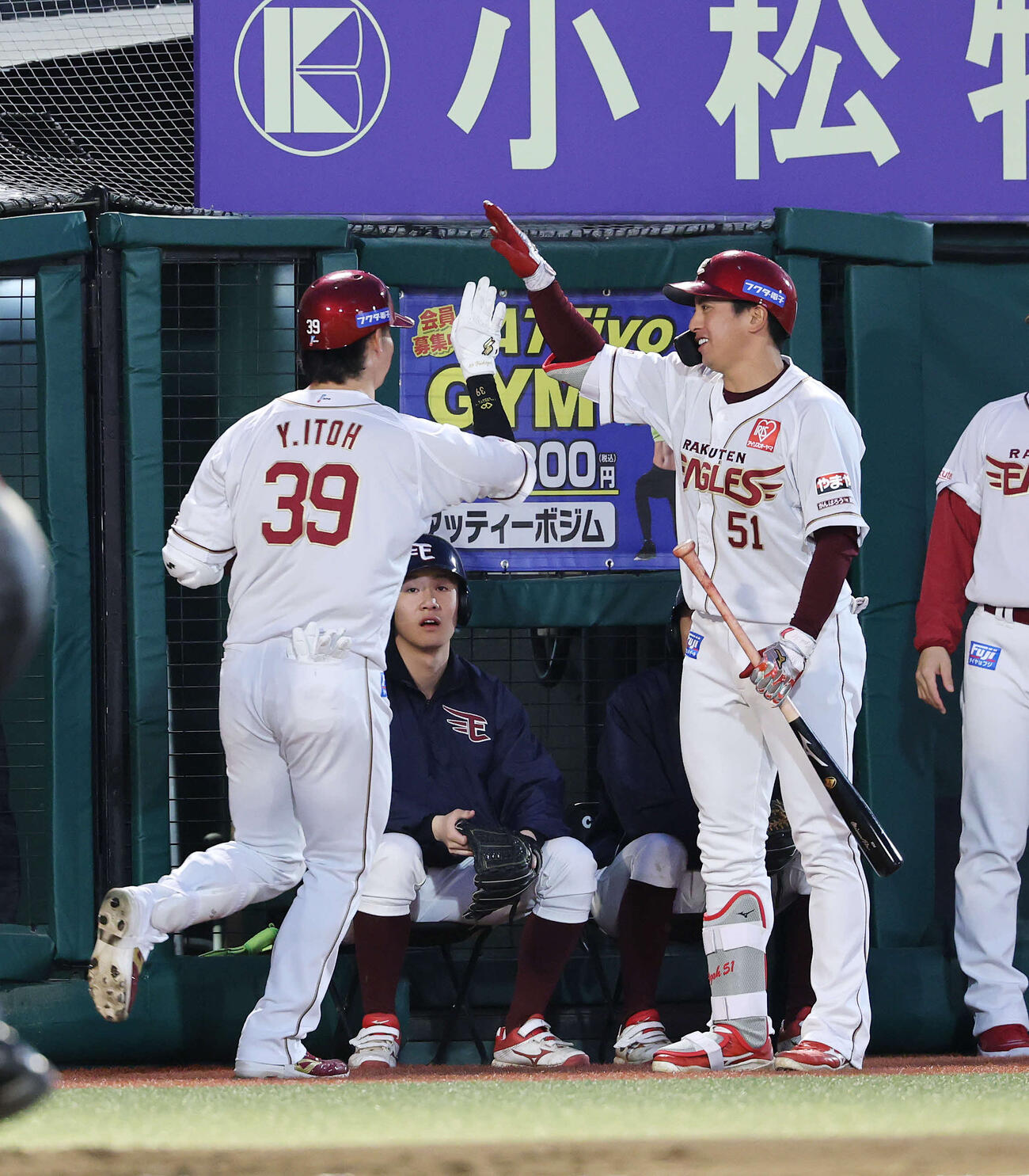 楽天対日本ハム　1回裏楽天1死満塁、犠飛を放った伊藤裕（左）を笑顔で迎える小郷（撮影・鈴木正人）　