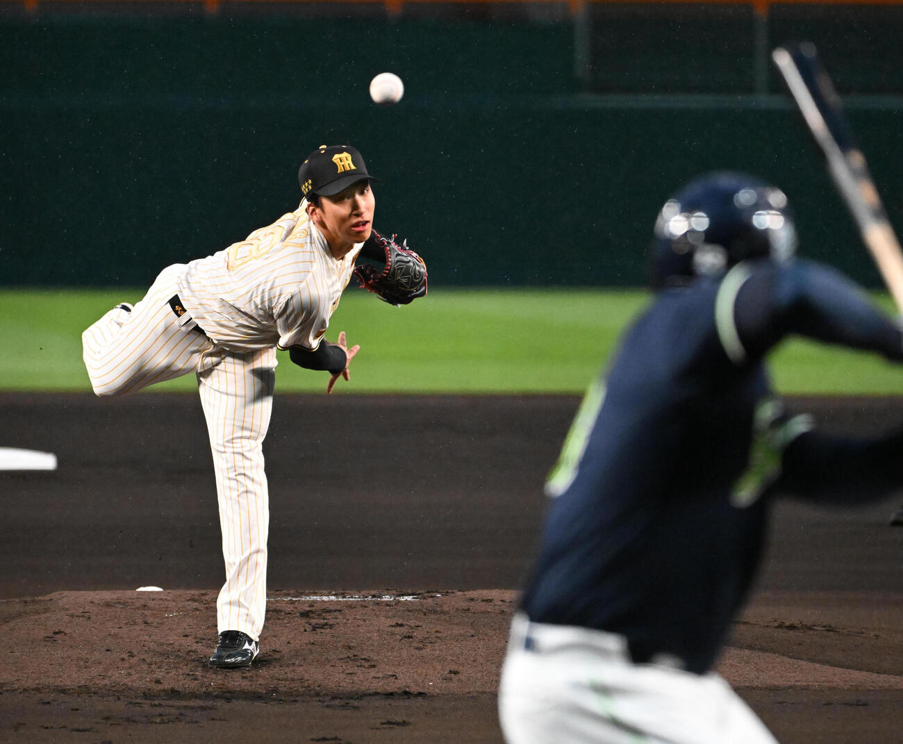 阪神対ヤクルト　1回表ヤクルト2死一塁　オスナ（右）に投球する阪神茨木（撮影・石井愛子）