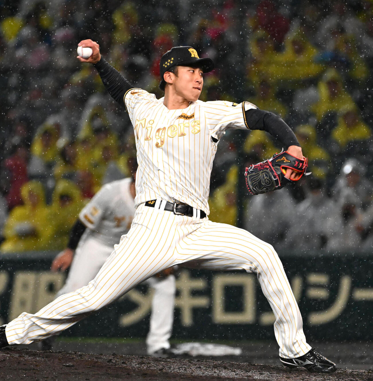 阪神対ヤクルト　雨が降る中、投球する阪神茨木（撮影・石井愛子）