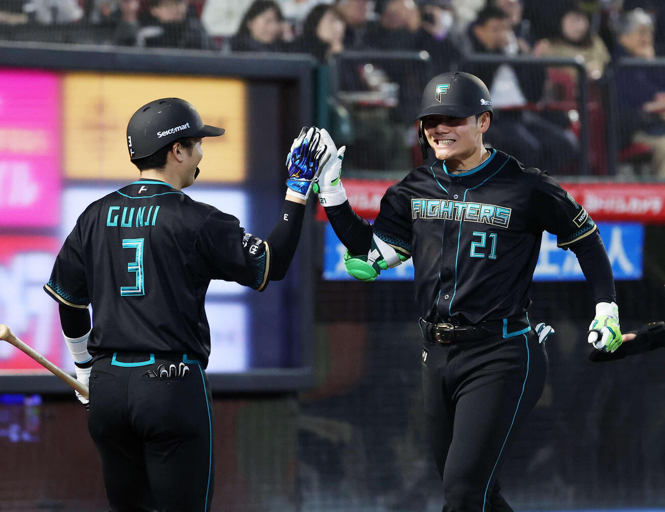 楽天対日本ハム　6回表日本ハム無死一、二塁、清宮幸（右）は3点本塁打を放ち郡司とタッチ（撮影・鈴木正人）　