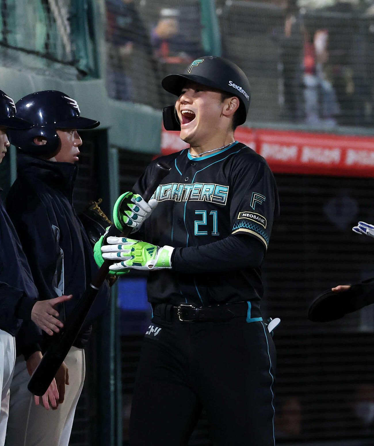楽天対日本ハム　6回表日本ハム無死一、二塁、清宮幸は3点本塁打を放ち笑顔を見せる（撮影・鈴木正人）　