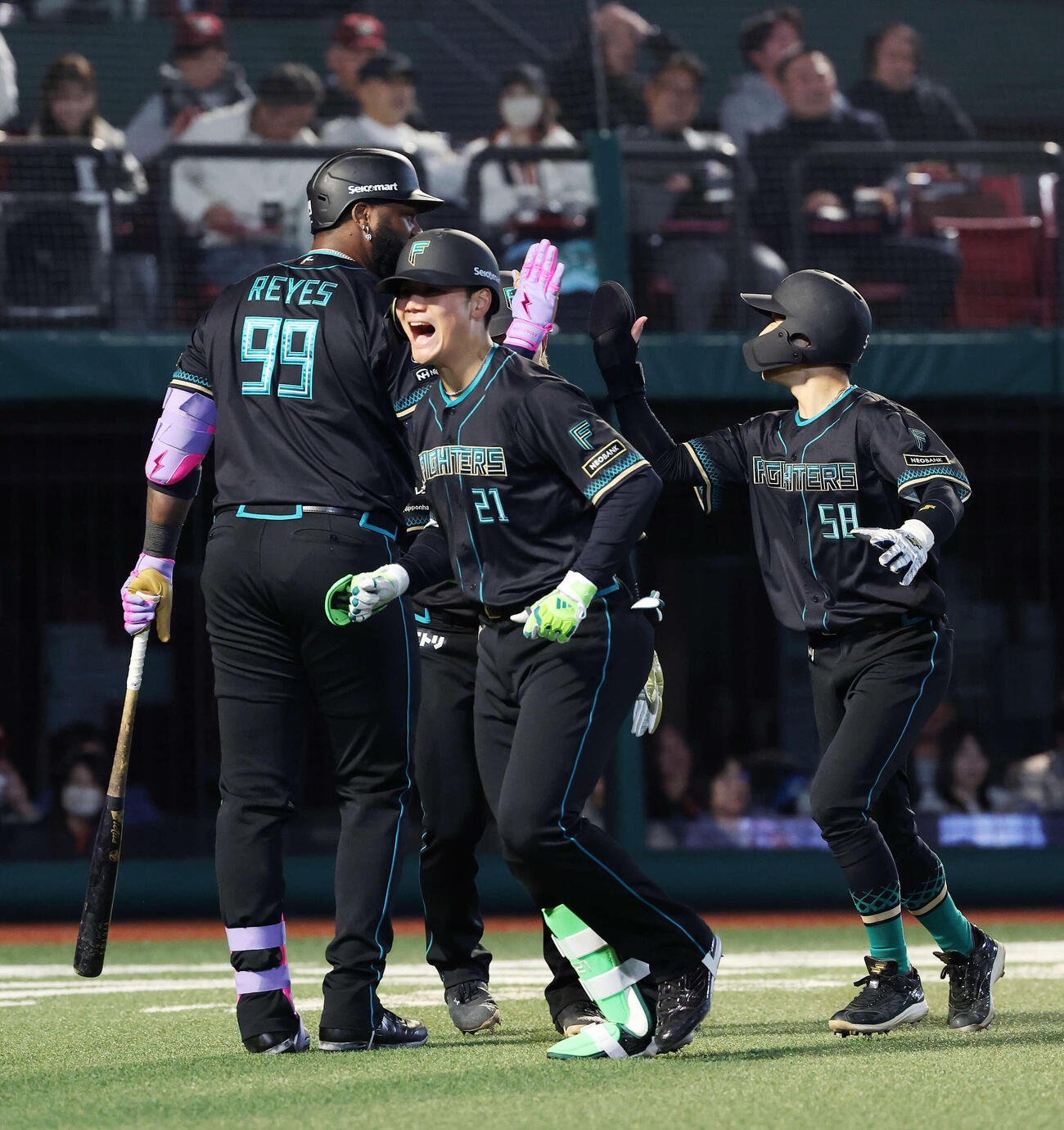 楽天対日本ハム　6回表日本ハム無死一、二塁、清宮幸（中央）は3点本塁打を放ち歓喜の生還（撮影・鈴木正人）　