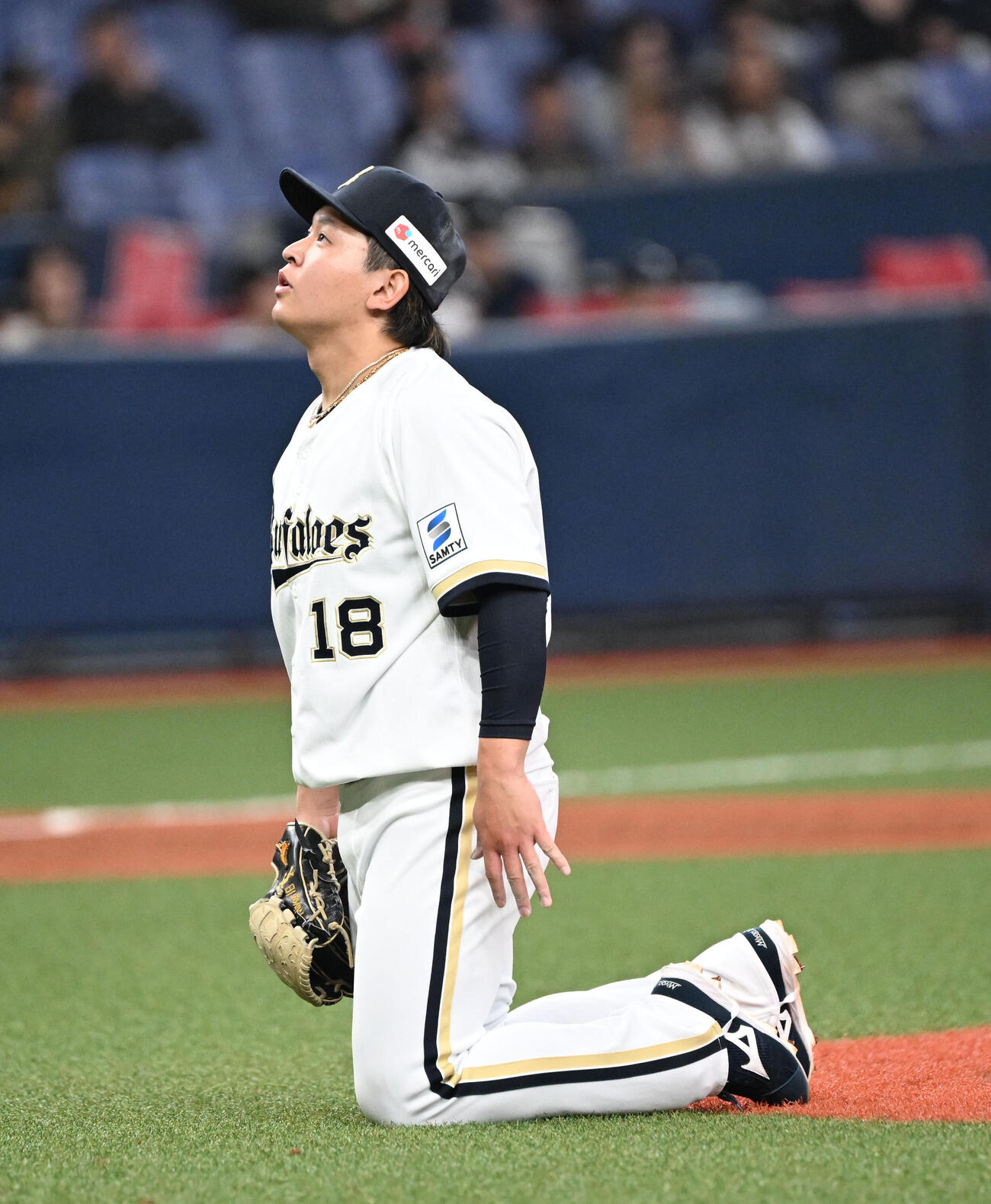 オリックス対ロッテ　3回、野手の送球を避けようとひざまづくオリックス宮城（撮影・和賀正仁）